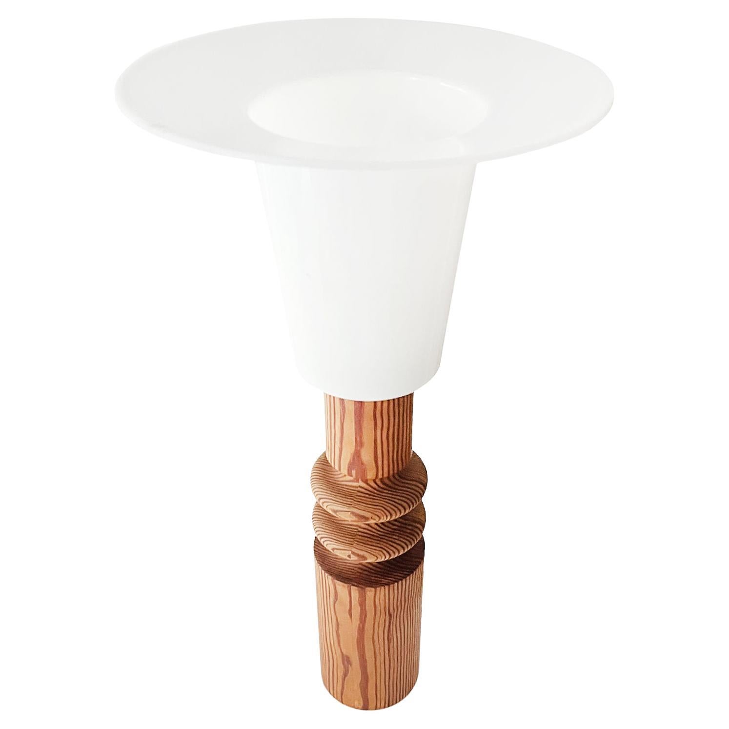 Lampe de table moderne suédoise en pin par Uno Kristiansson