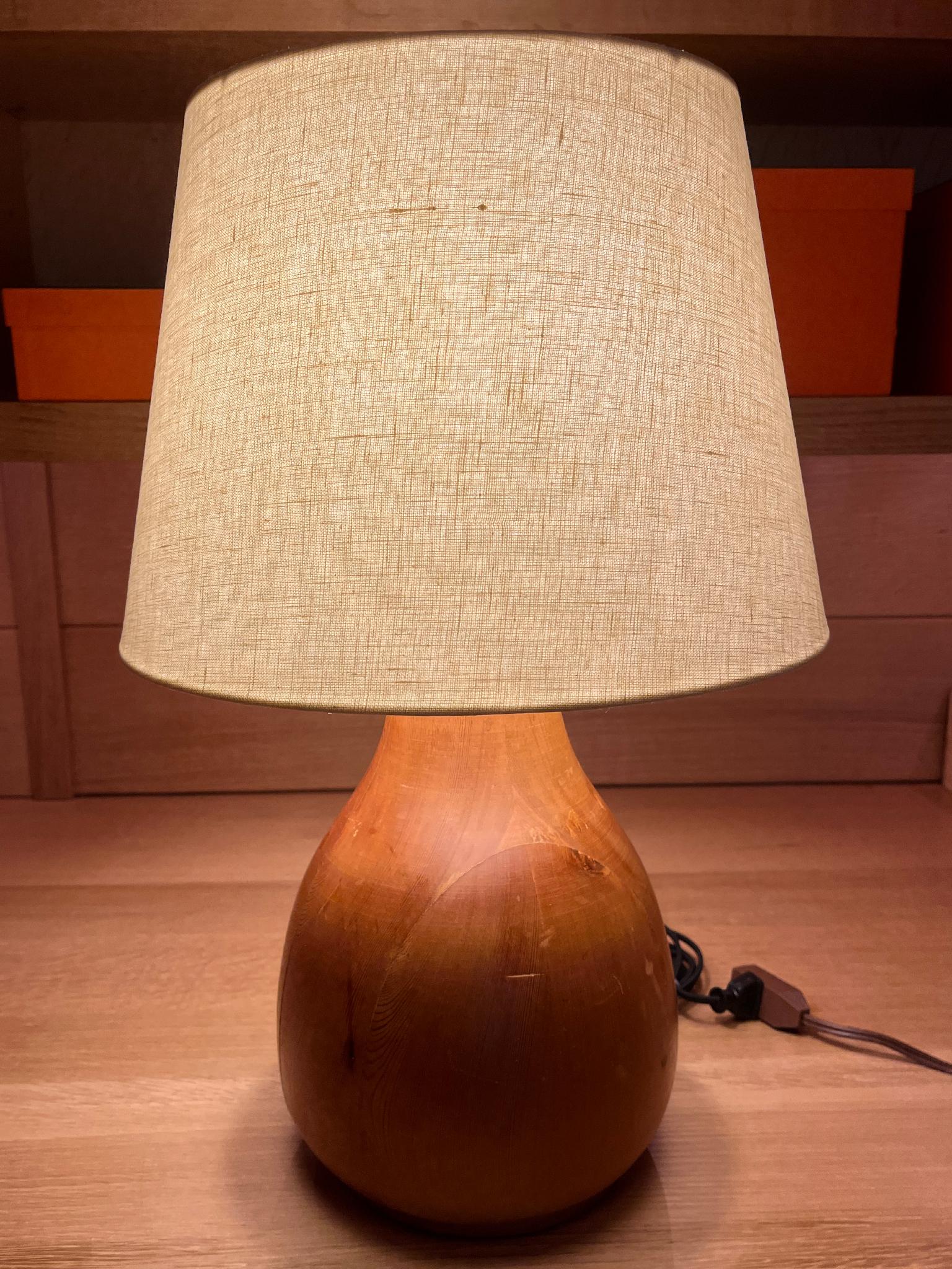 Lampe de table moderne suédoise en pin en vente 3