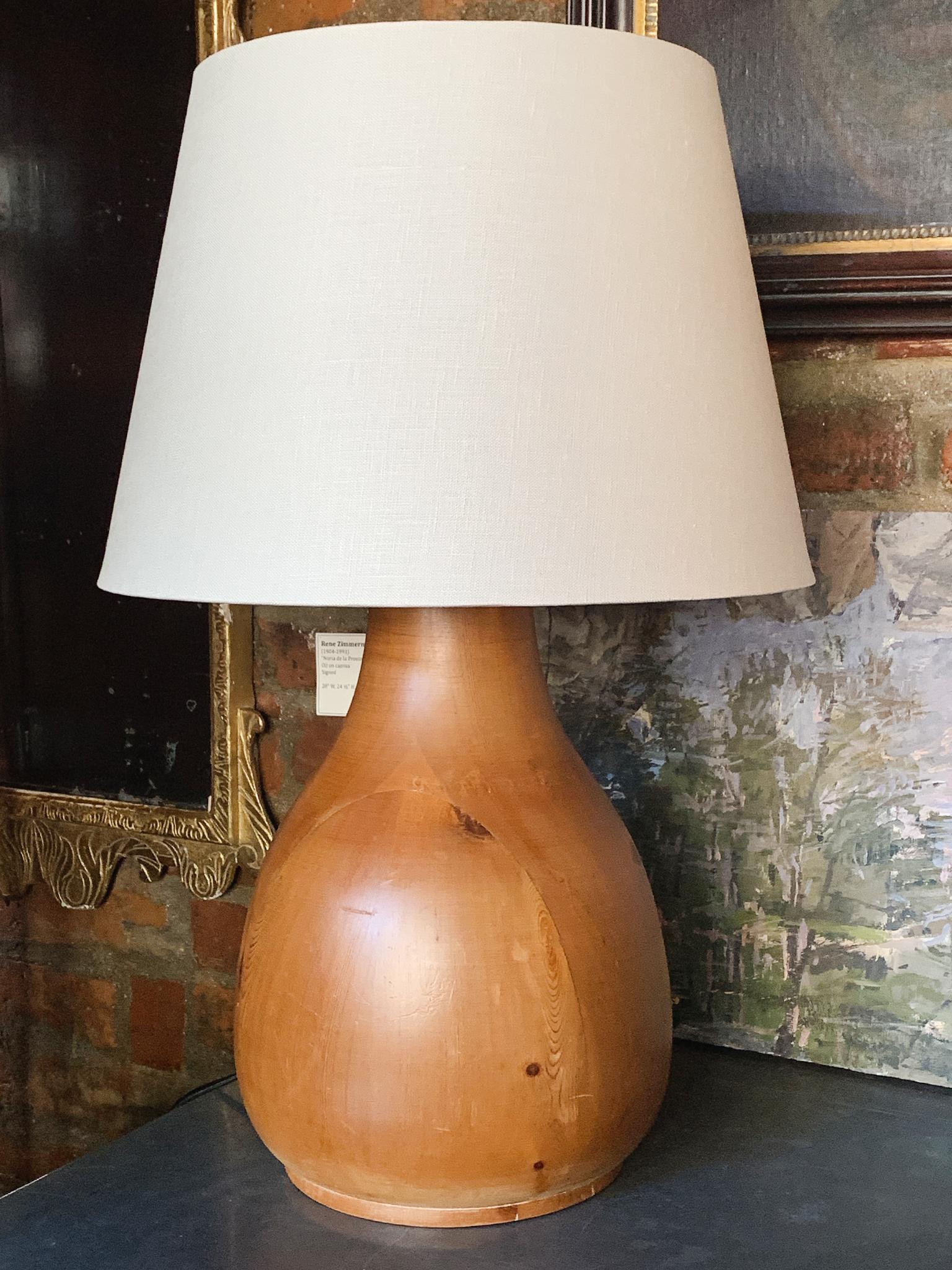 Nous adorons la finesse du travail du bois de cette lampe de table moderne suédoise. Fabriqué dans les années 1970, le corps de la lampe a été façonné de manière experte dans une forme bulbeuse à partir de bois de pin massif. La forme de la
