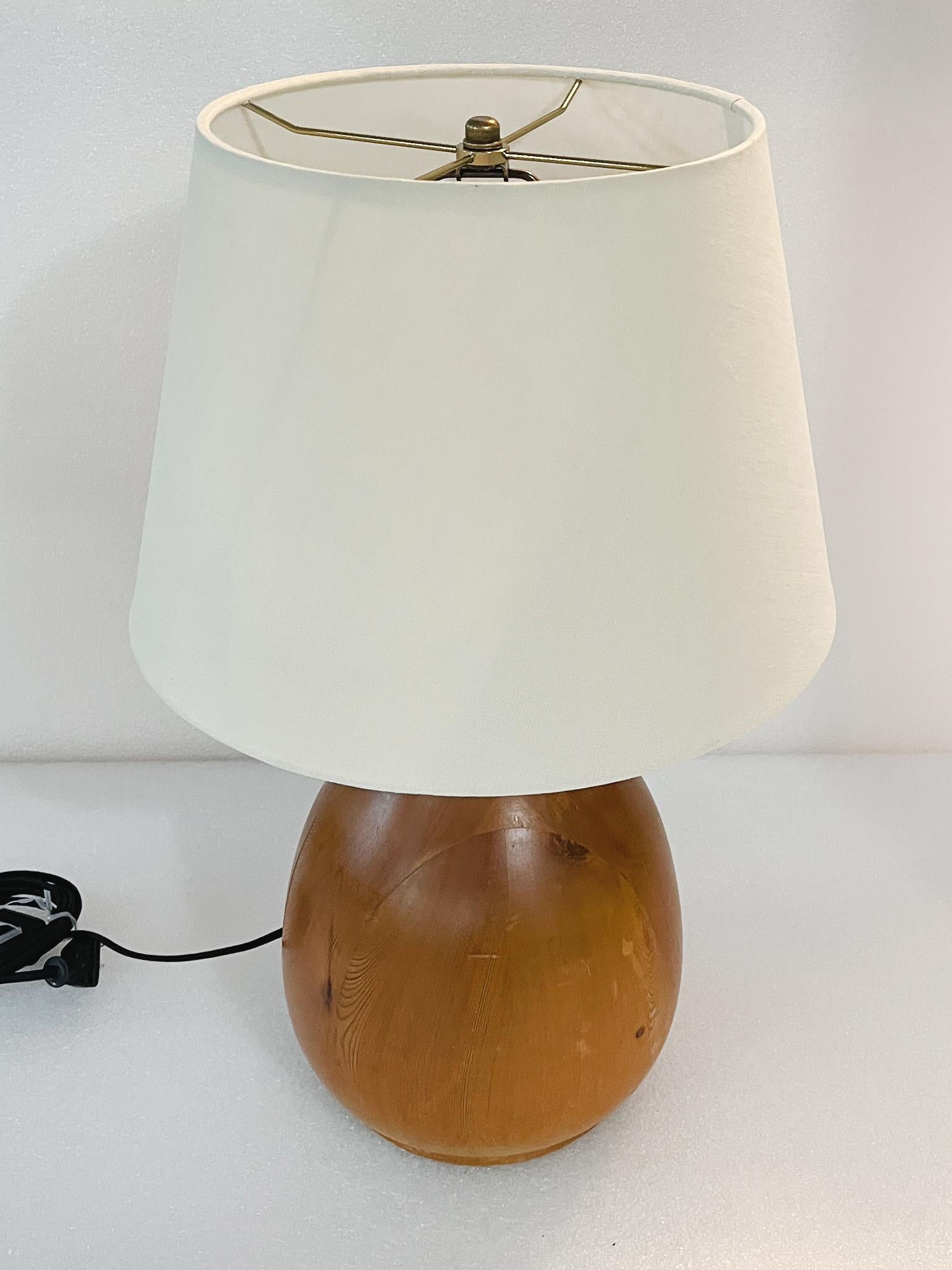 Scandinave moderne Lampe de table moderne suédoise en pin en vente