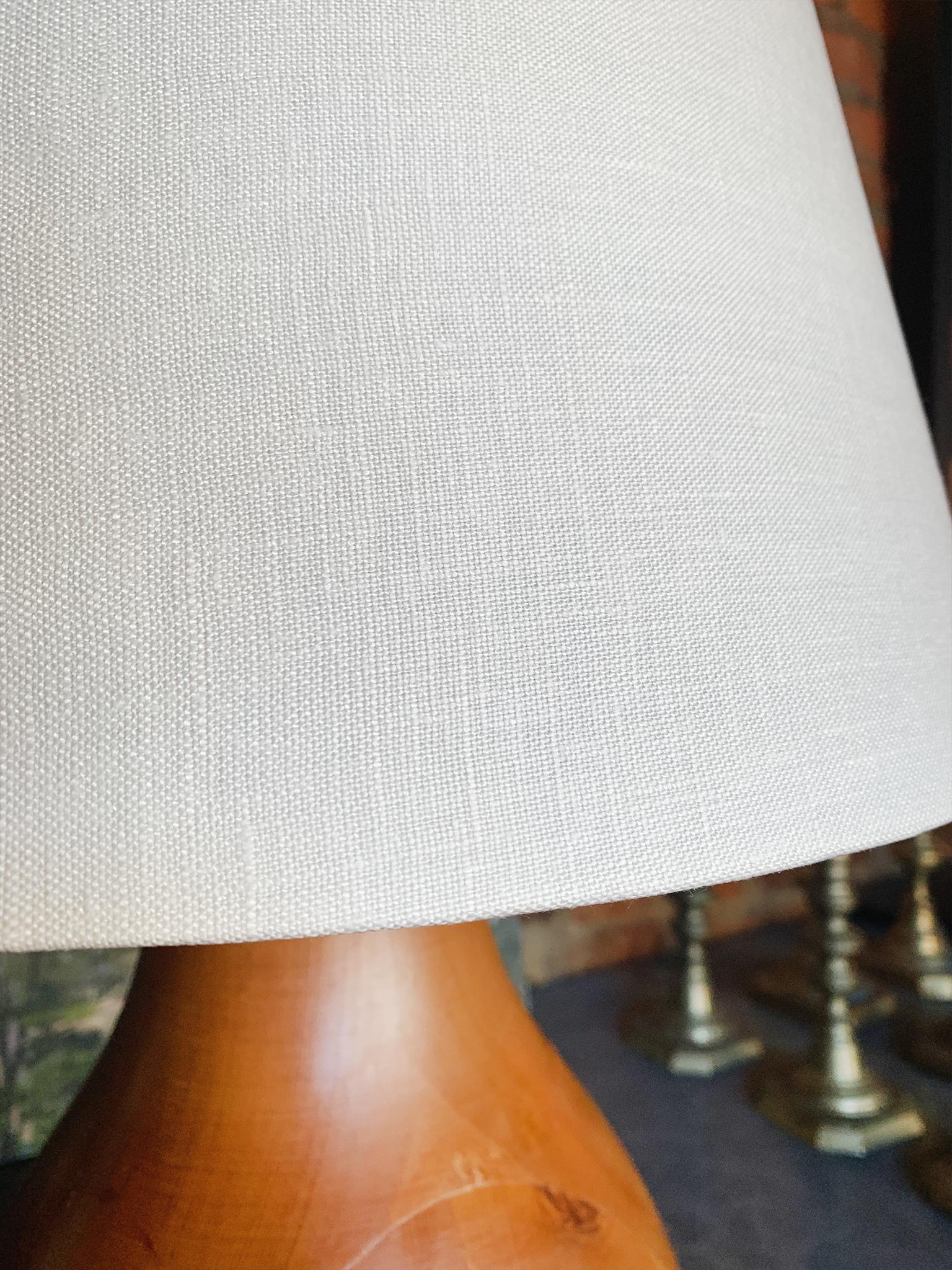 Suédois Lampe de table moderne suédoise en pin en vente