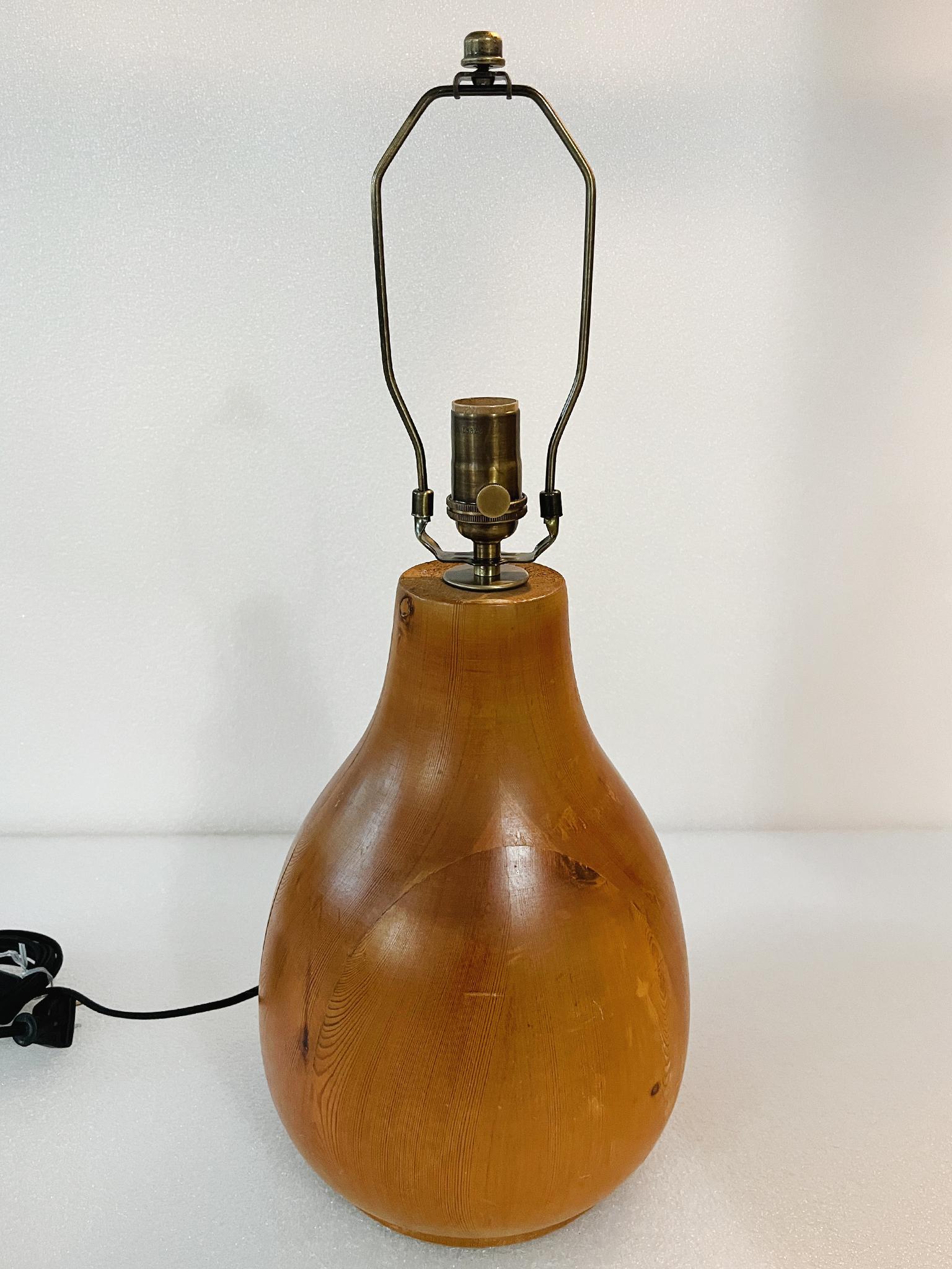 Lampe de table moderne suédoise en pin Bon état - En vente à New York, NY
