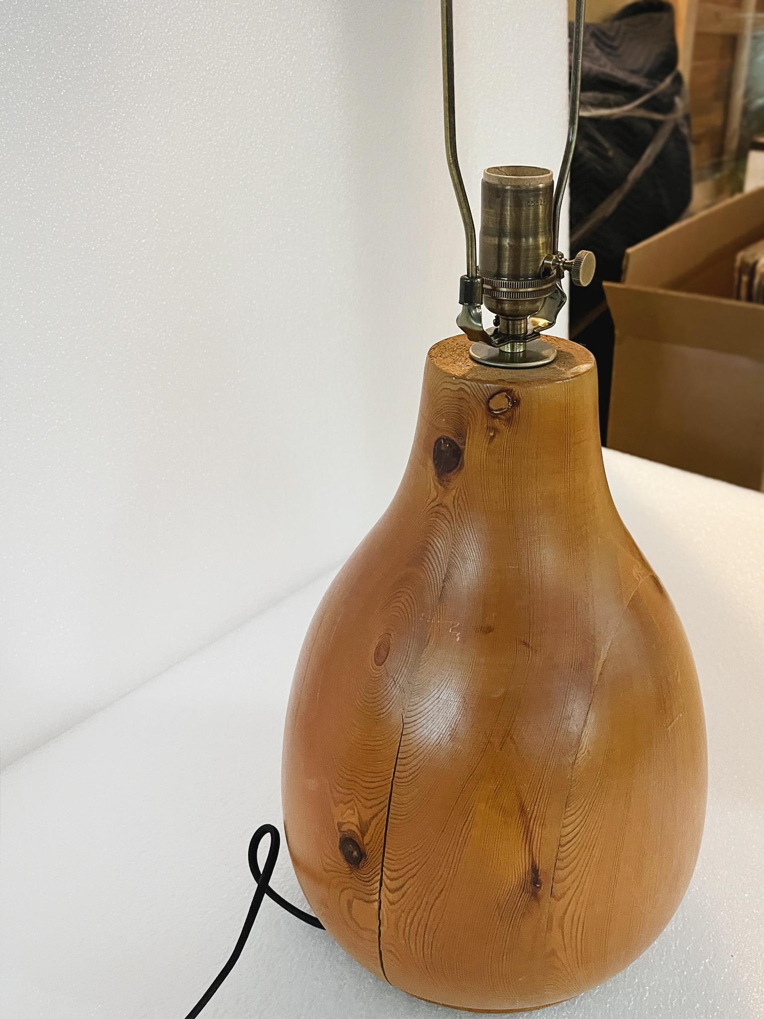 Fin du 20e siècle Lampe de table moderne suédoise en pin en vente