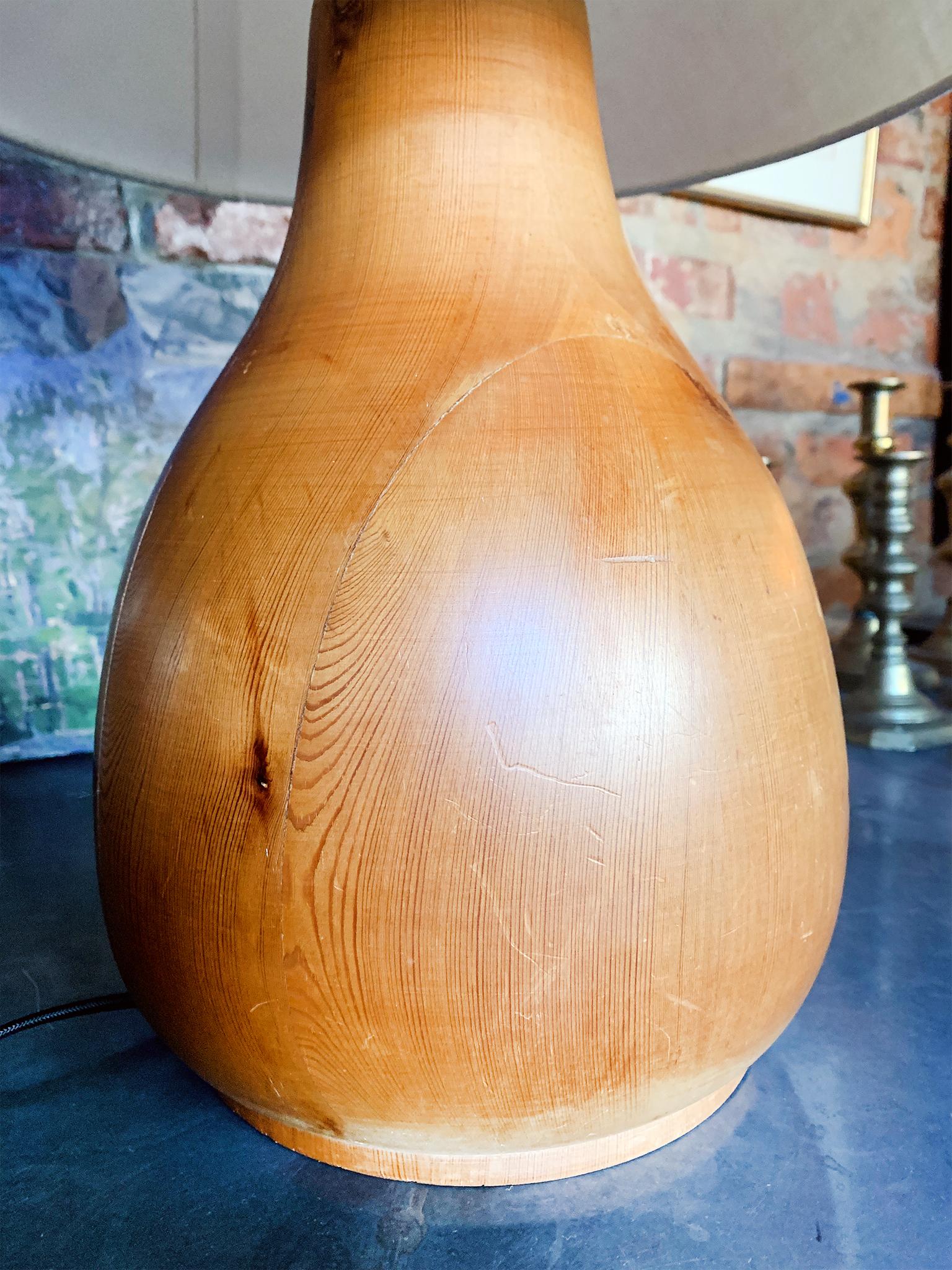 Lampe de table moderne suédoise en pin en vente 1