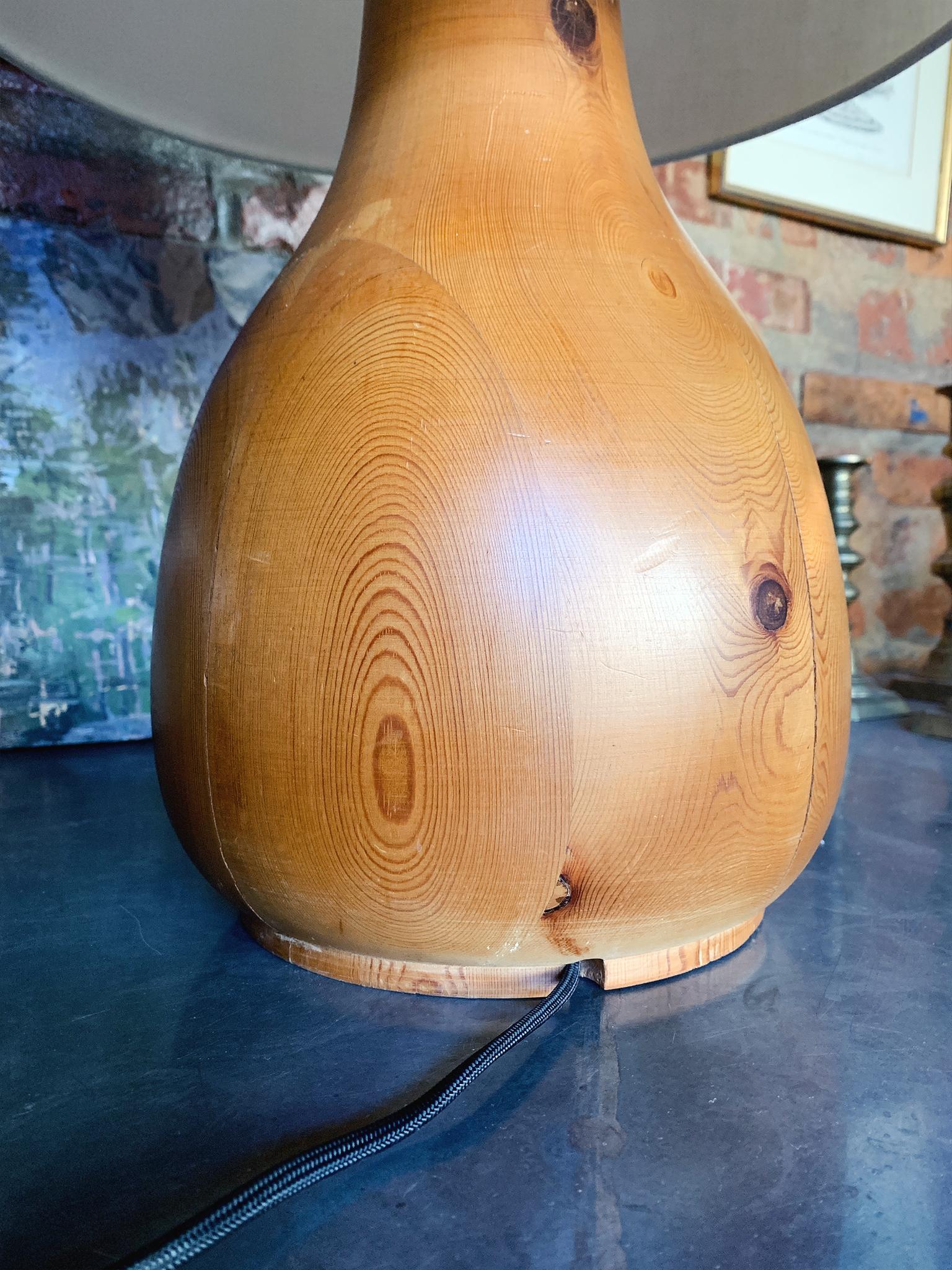 Lampe de table moderne suédoise en pin en vente 2