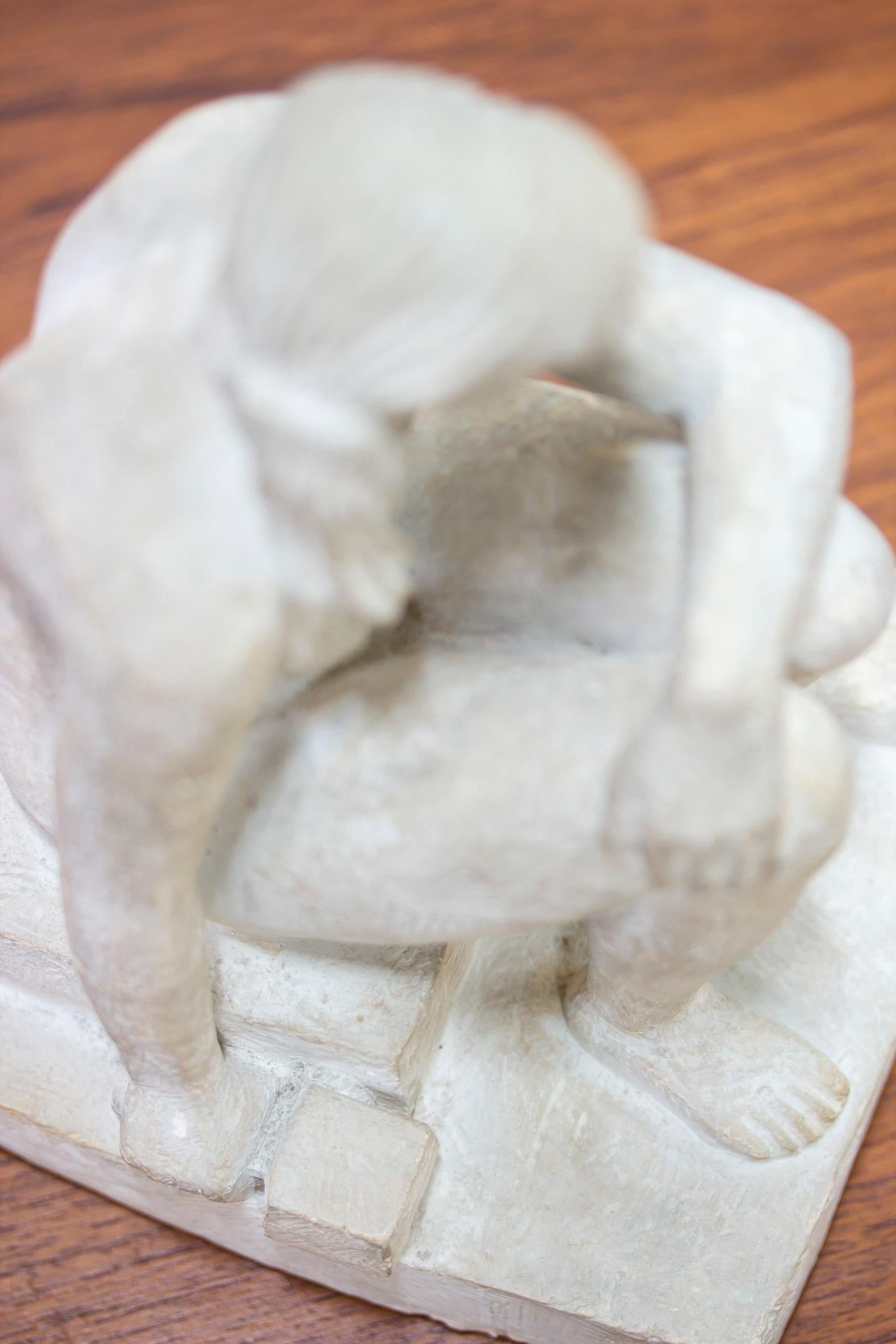 Estatuilla moderna sueca de yeso de mujer sentada, por Bror Hjorth, años 50 en venta 3