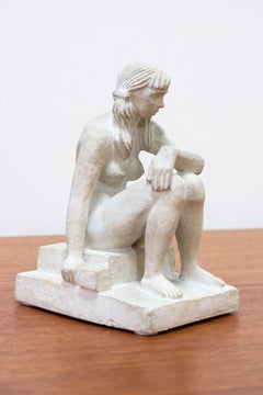 Statuette suédoise moderne en plâtre d'une femme assise par Bror Hjorth, années 1950