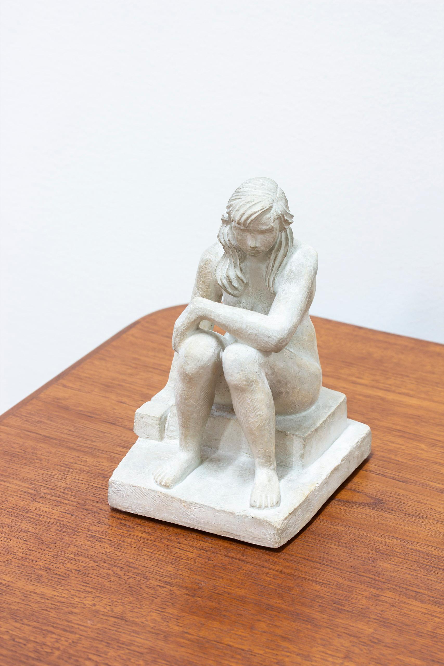 Estatuilla moderna sueca de yeso de mujer sentada, por Bror Hjorth, años 50 Escandinavo moderno en venta