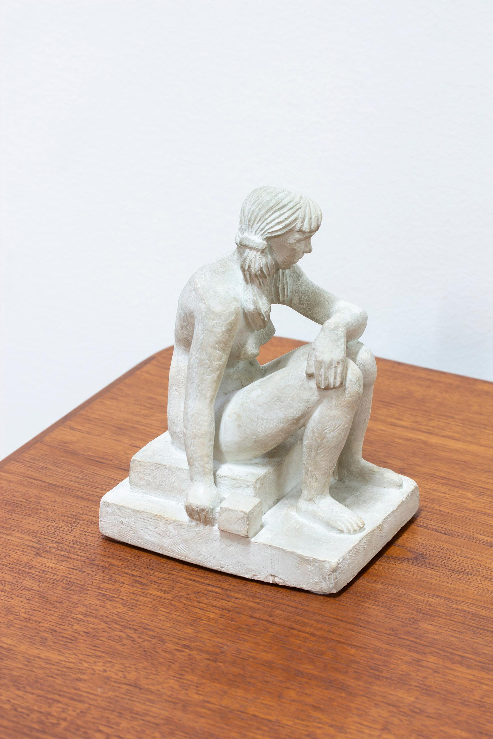 Estatuilla moderna sueca de yeso de mujer sentada, por Bror Hjorth, años 50 Sueco en venta