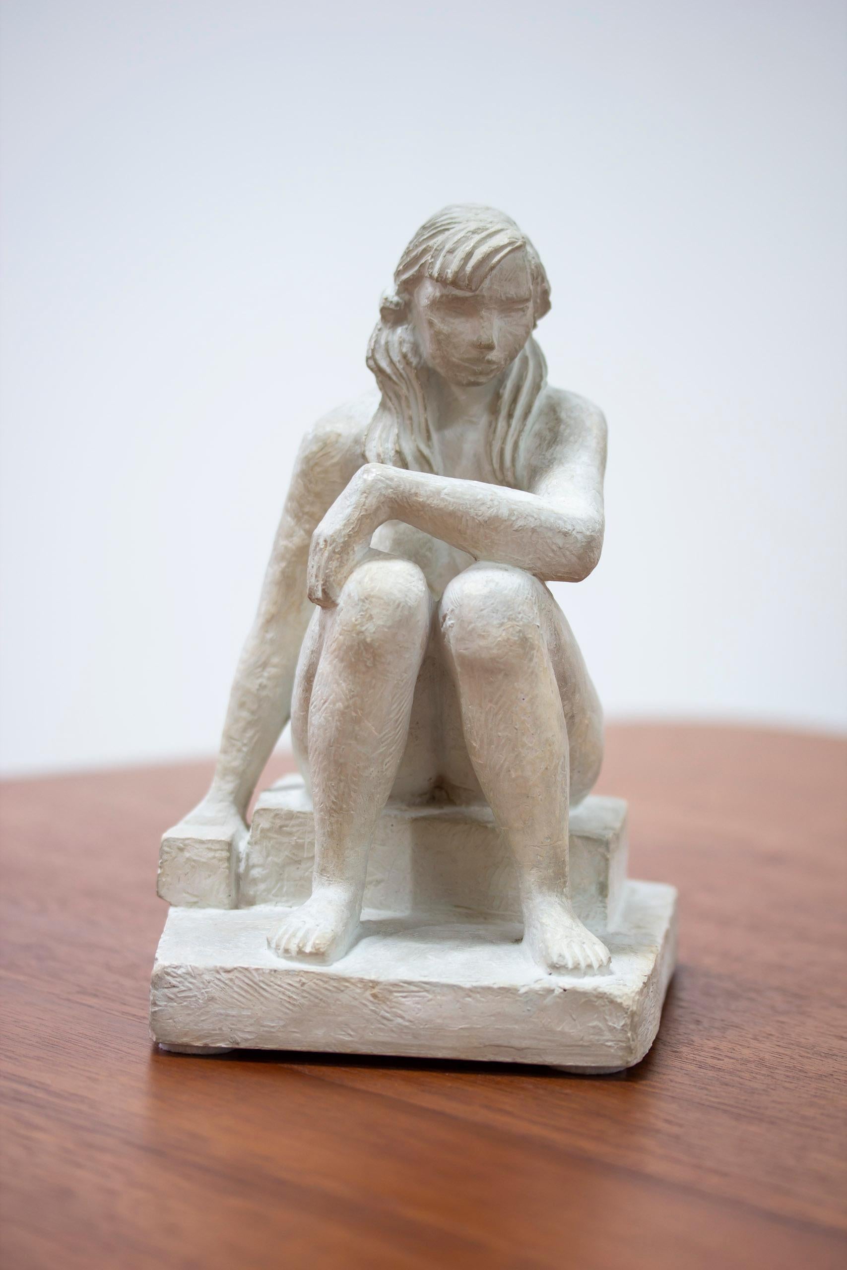 Estatuilla moderna sueca de yeso de mujer sentada, por Bror Hjorth, años 50 en Bueno estado para la venta en Hägersten, SE