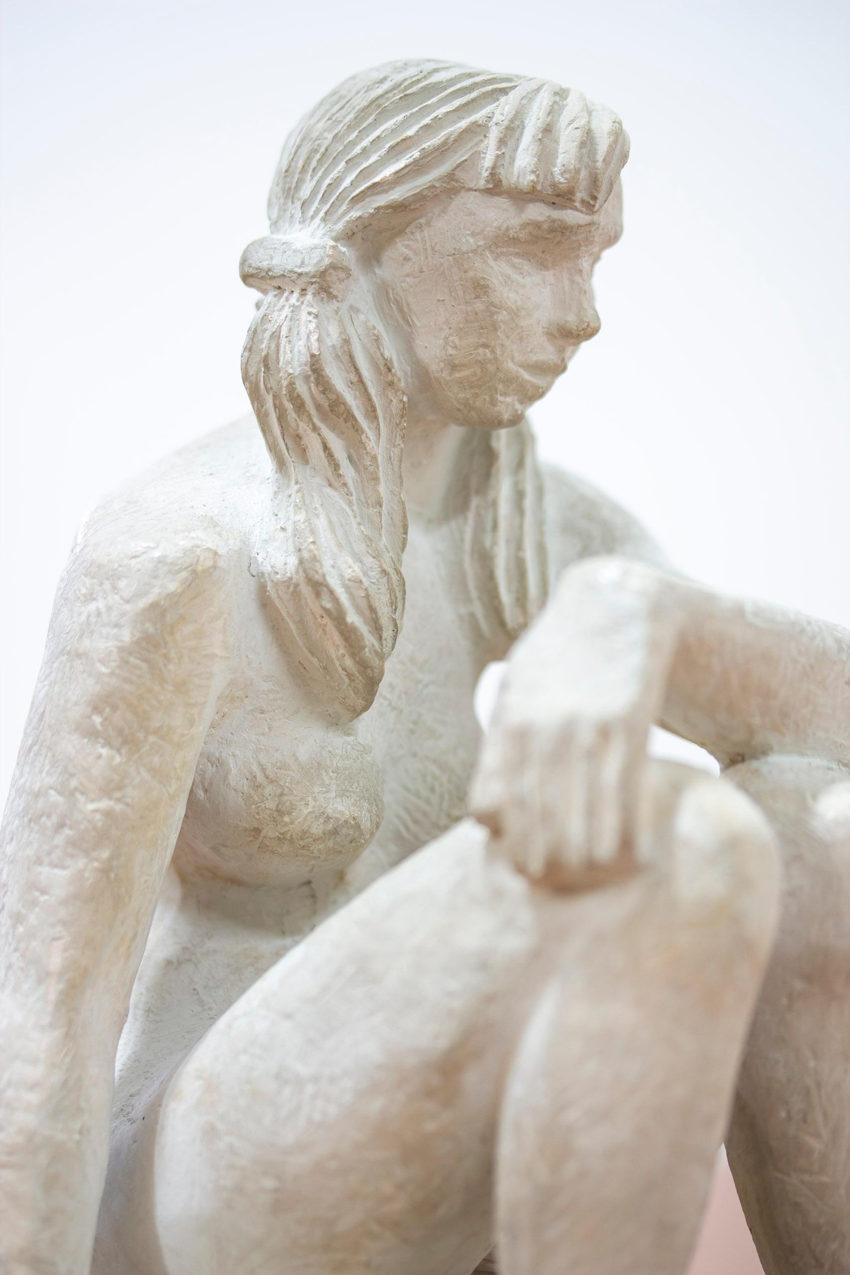 Estatuilla moderna sueca de yeso de mujer sentada, por Bror Hjorth, años 50 mediados del siglo XX en venta