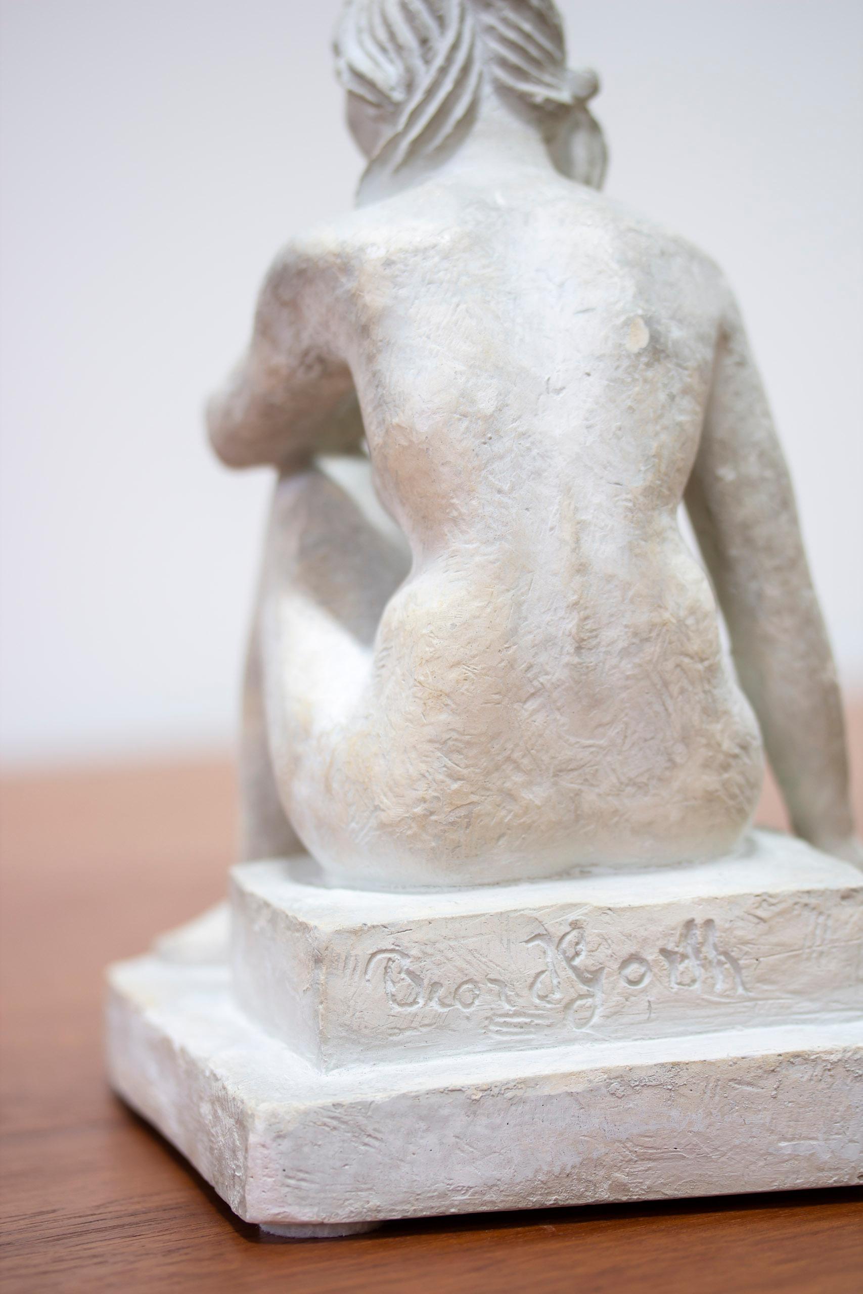 Estatuilla moderna sueca de yeso de mujer sentada, por Bror Hjorth, años 50 Yeso en venta