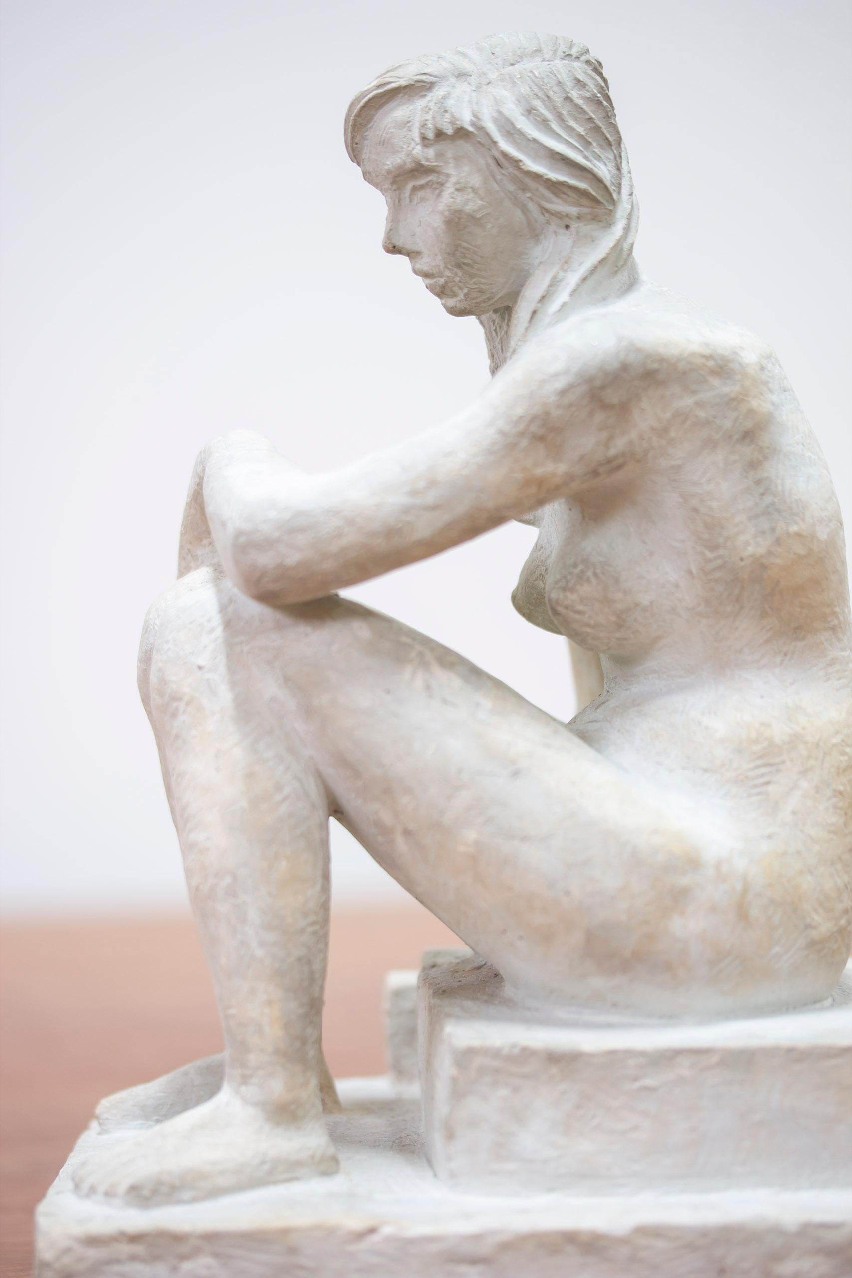 Estatuilla moderna sueca de yeso de mujer sentada, por Bror Hjorth, años 50 en venta 1