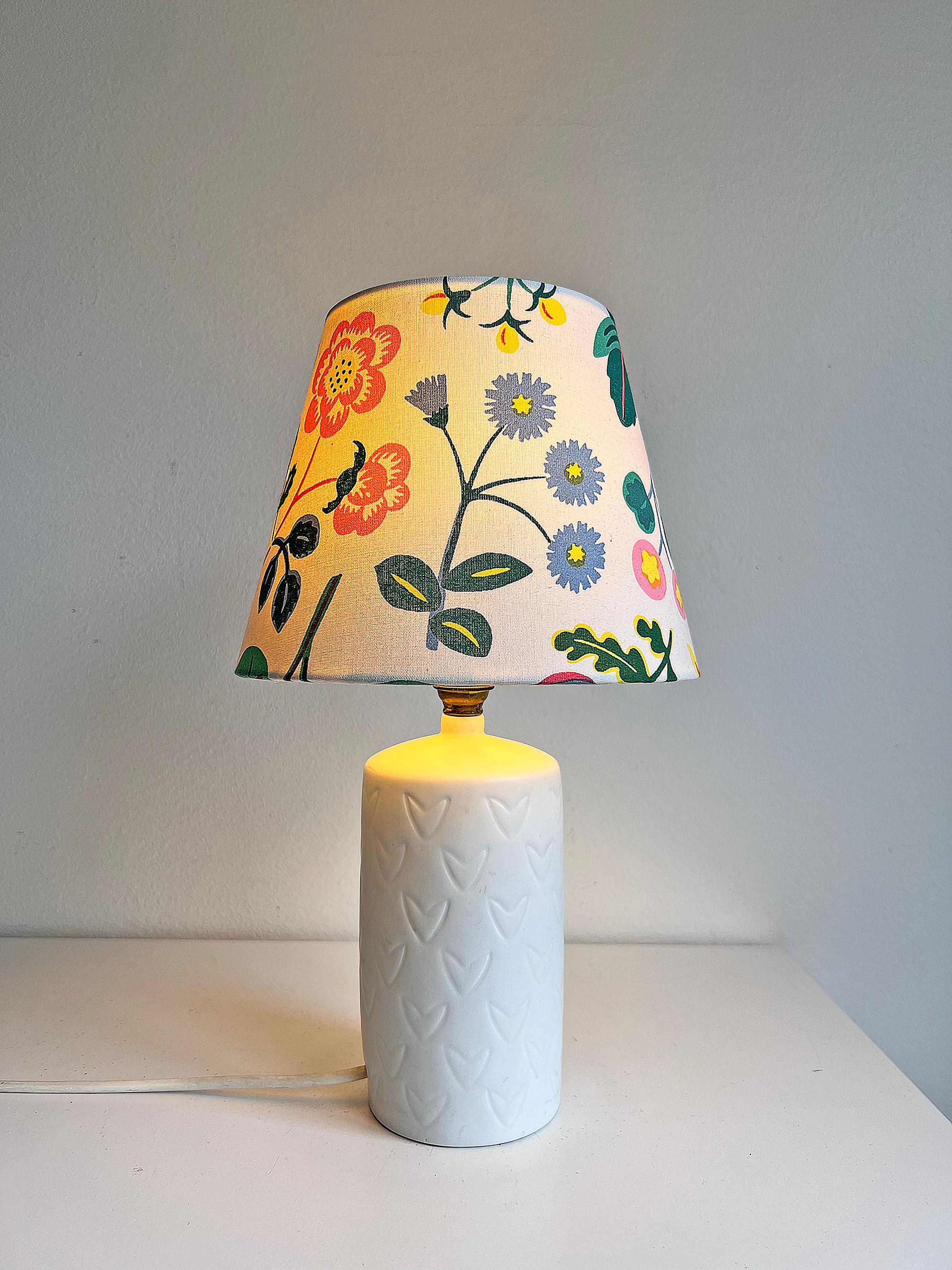 Beautiful Swedish Modern table lamp from Rörstrand. Decorated with hearts, this particular decor is pretty rare. The date of manufacture is unknown, but this particular makers mark (Rörstrand Sweden) has been used from 1951. 

Good vintage