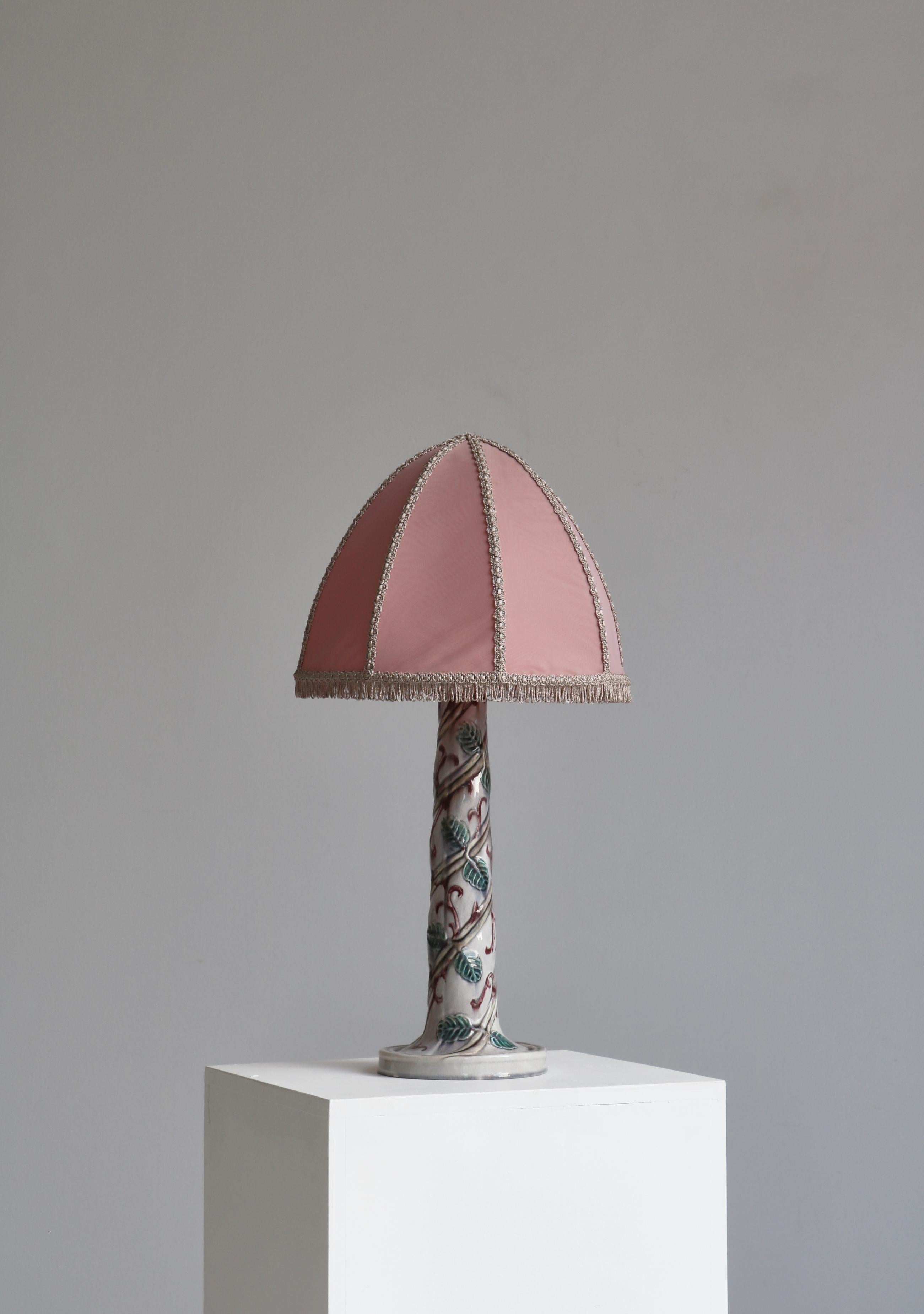 Swedish Grace Pink Porcelain Table Lamp w. Foliage Decor, Louise Adelborg, 1920s In Good Condition For Sale In Odense, DK