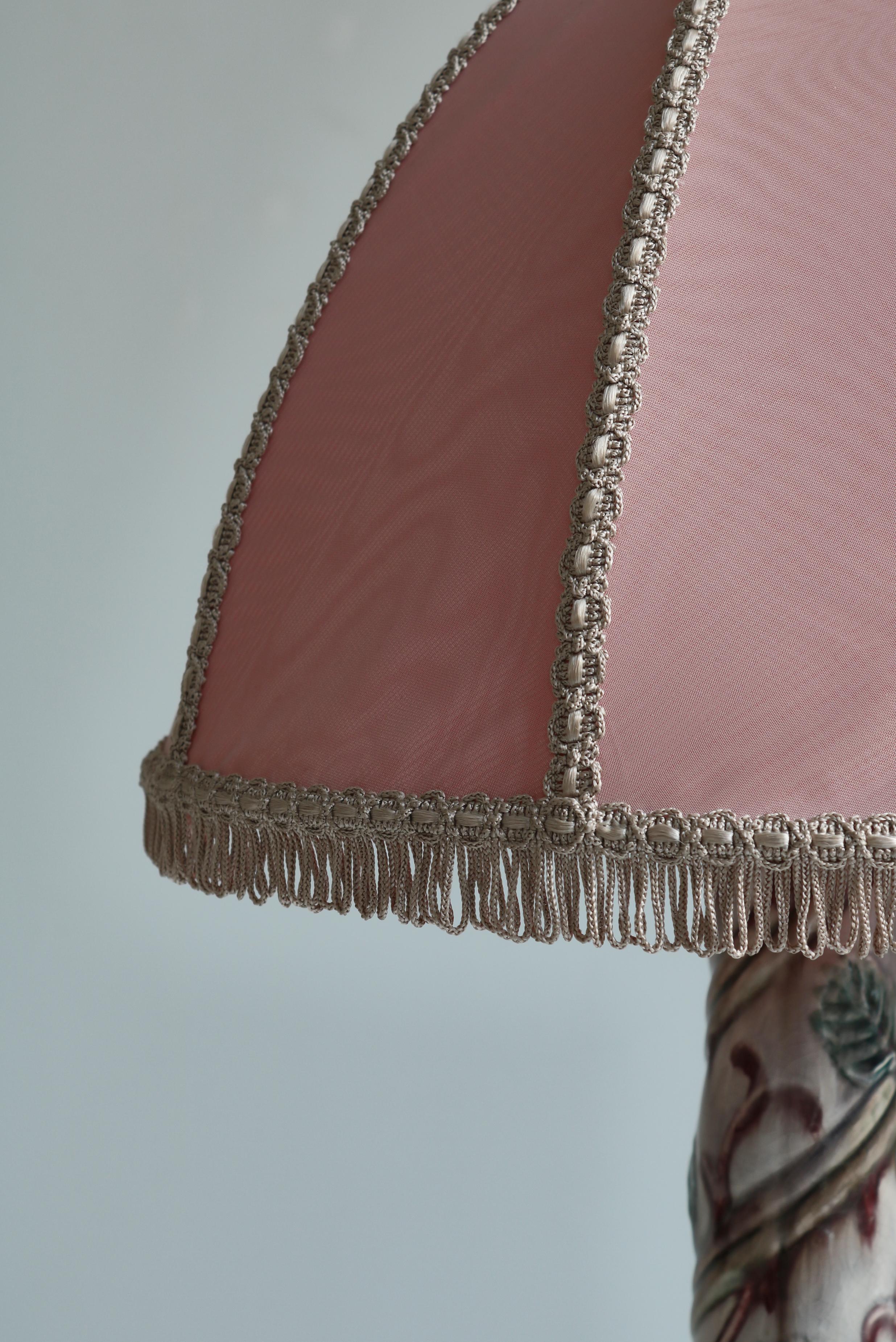 Porcelaine Lampe de bureau sudoise Grace en porcelaine rose avec Dcoration de feuillage, Louise Adelborg, annes 1920 en vente