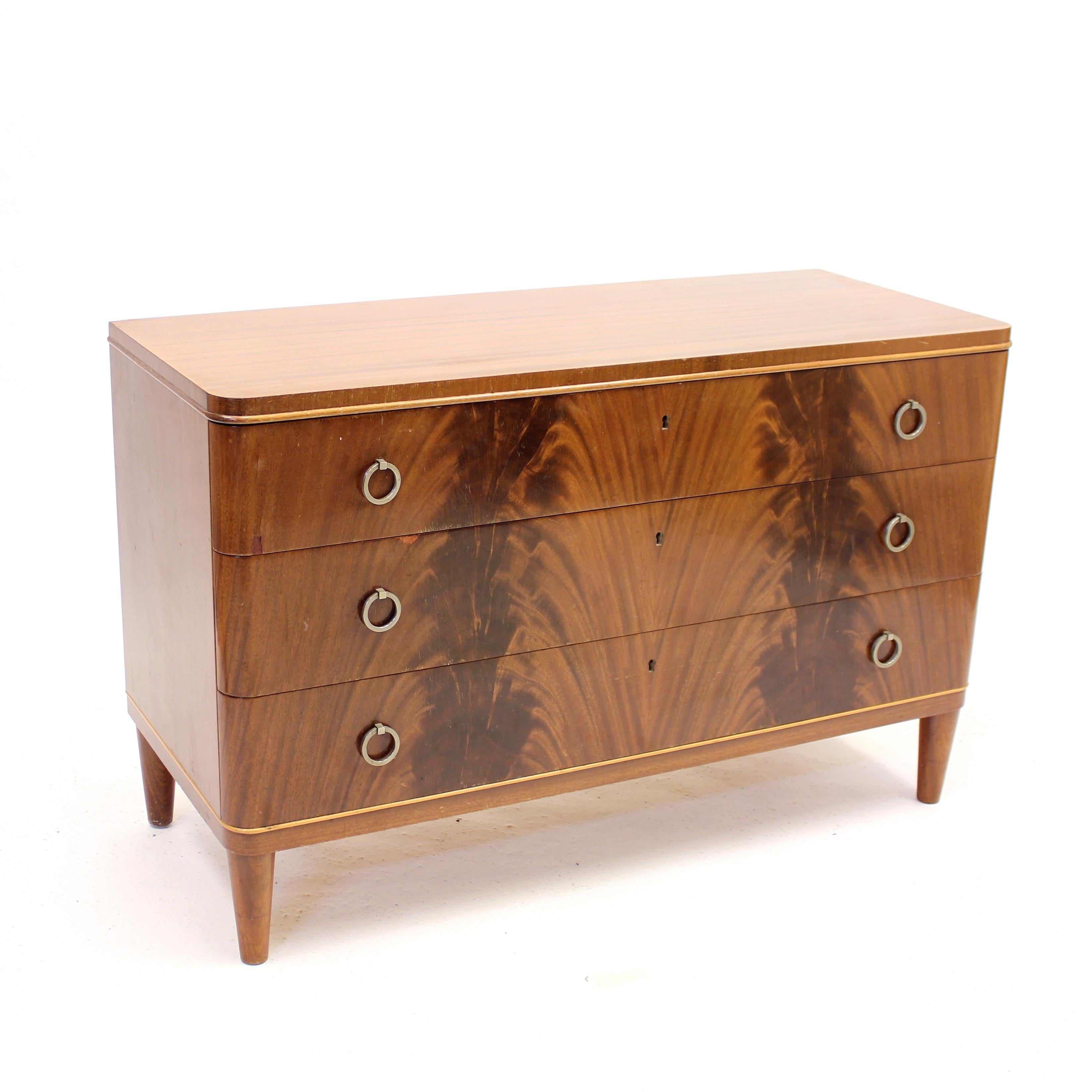 Swedish Modern Pyramid Mahogany Chest of Drawers, ca 1940s In Good Condition For Sale In Uppsala, SE