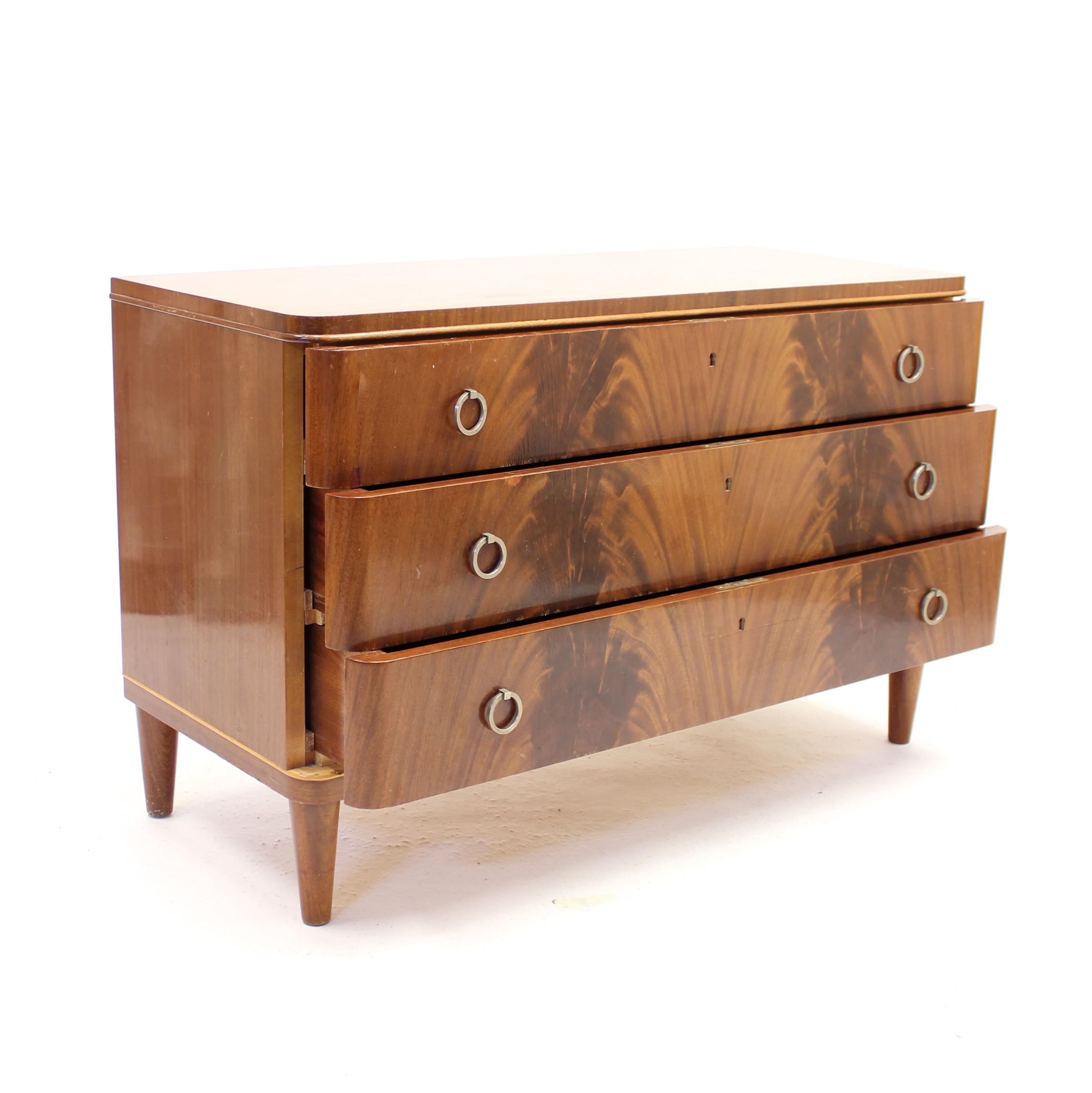 Swedish Modern Pyramid Mahogany Chest of Drawers, ca 1940s For Sale 1