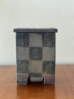 Moderne schwedische Raku-gebrannte Steingut-Dose aus dem Atelier von Birgitta Svensson