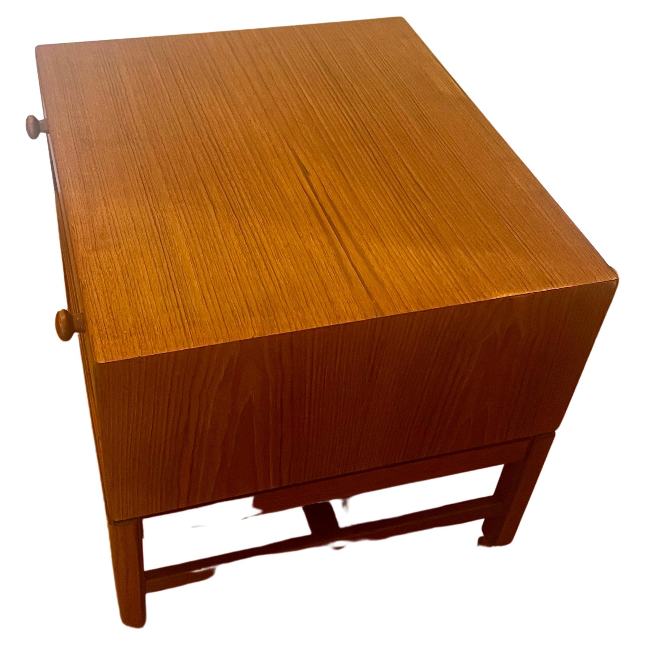 Elegant meuble bas, table de chevet avec tiroir, circa 1950, fabriqué en Suède, fraîchement restauré. Rare et unique, la base se détache pour faciliter l'expédition.