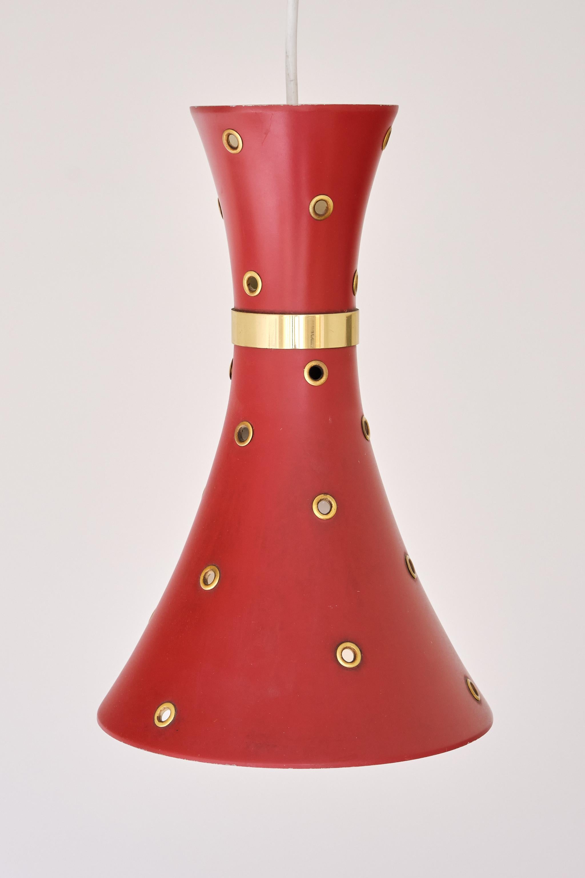 Lampada a sospensione moderna svedese rossa con dettagli in ottone traforato, anni '50 in vendita 5