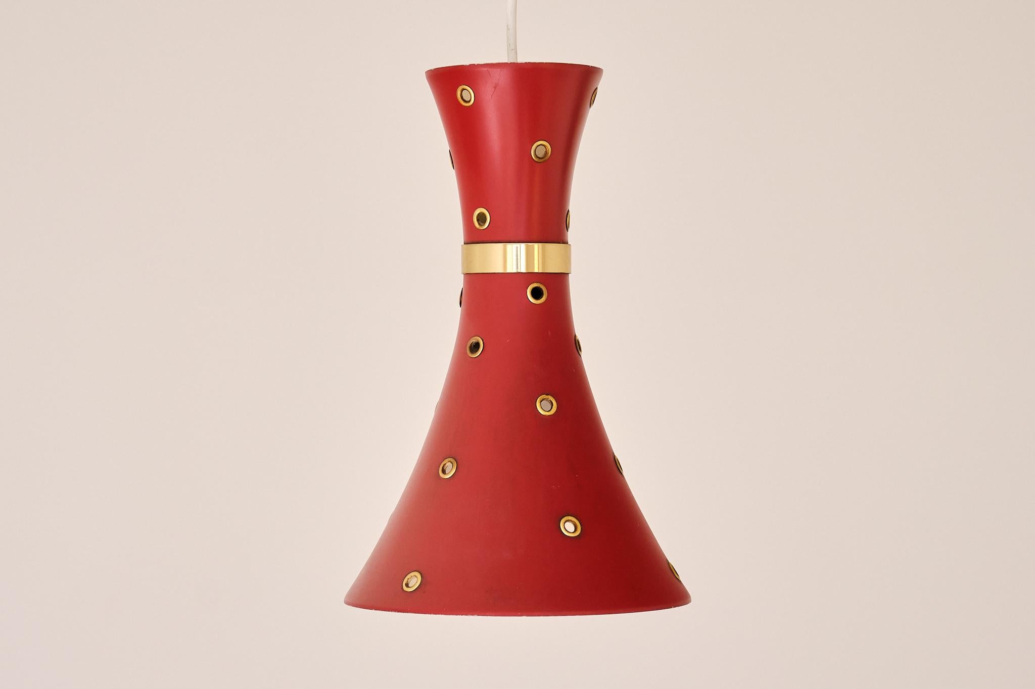 Lampada a sospensione moderna svedese rossa con dettagli in ottone traforato, anni '50 in vendita 6