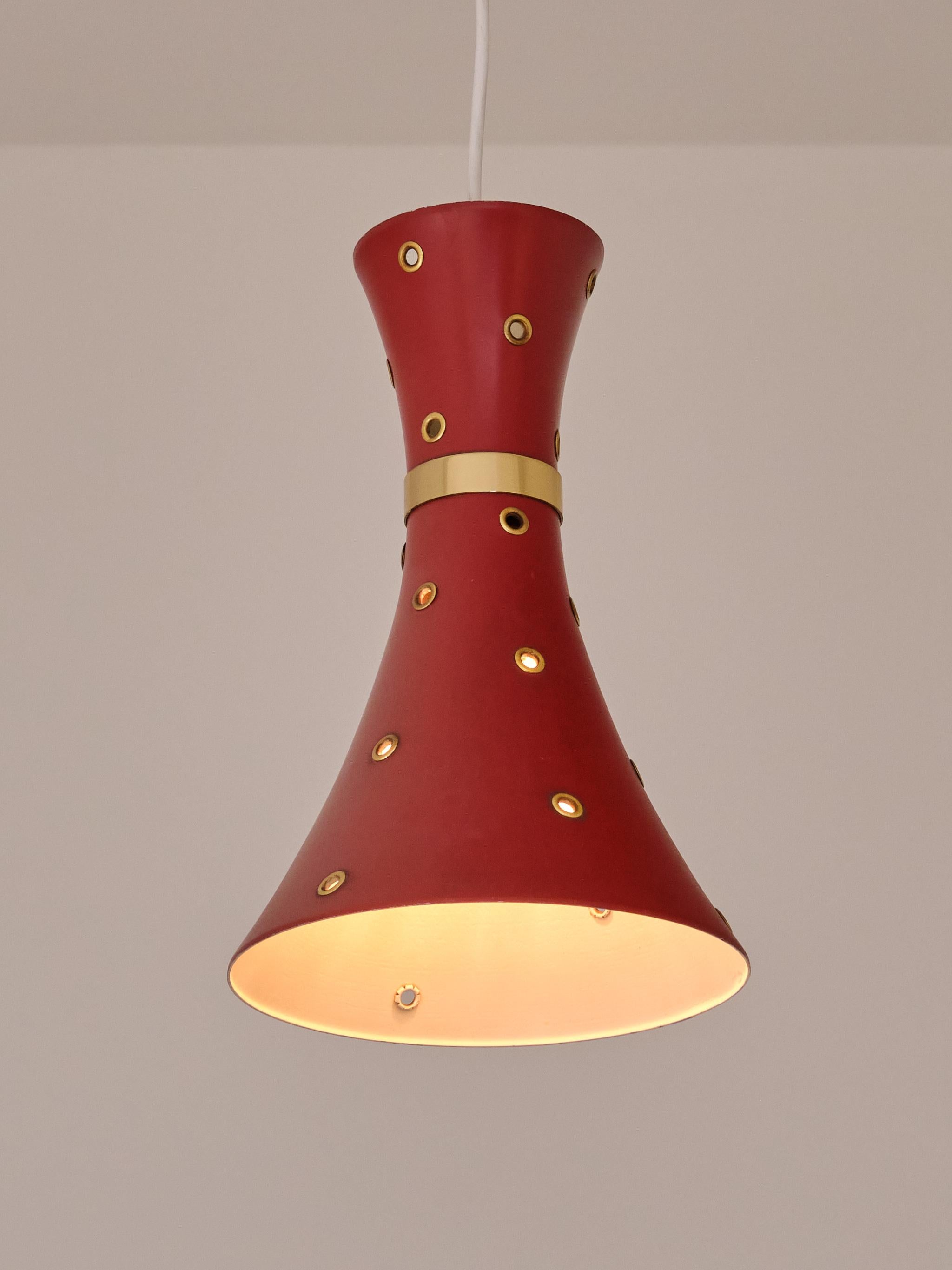 Lampada a sospensione moderna svedese rossa con dettagli in ottone traforato, anni '50 in vendita 7