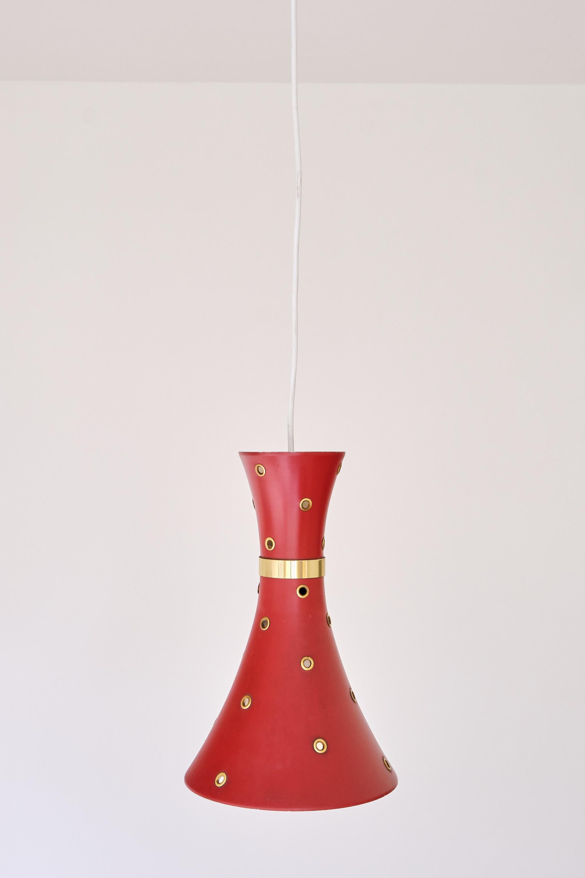 Scandinavo moderno Lampada a sospensione moderna svedese rossa con dettagli in ottone traforato, anni '50 in vendita