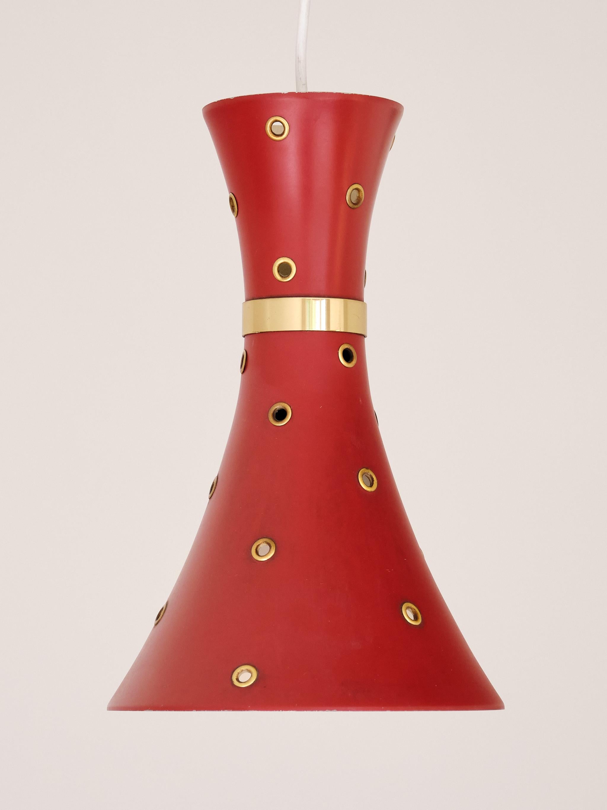 Svedese Lampada a sospensione moderna svedese rossa con dettagli in ottone traforato, anni '50 in vendita