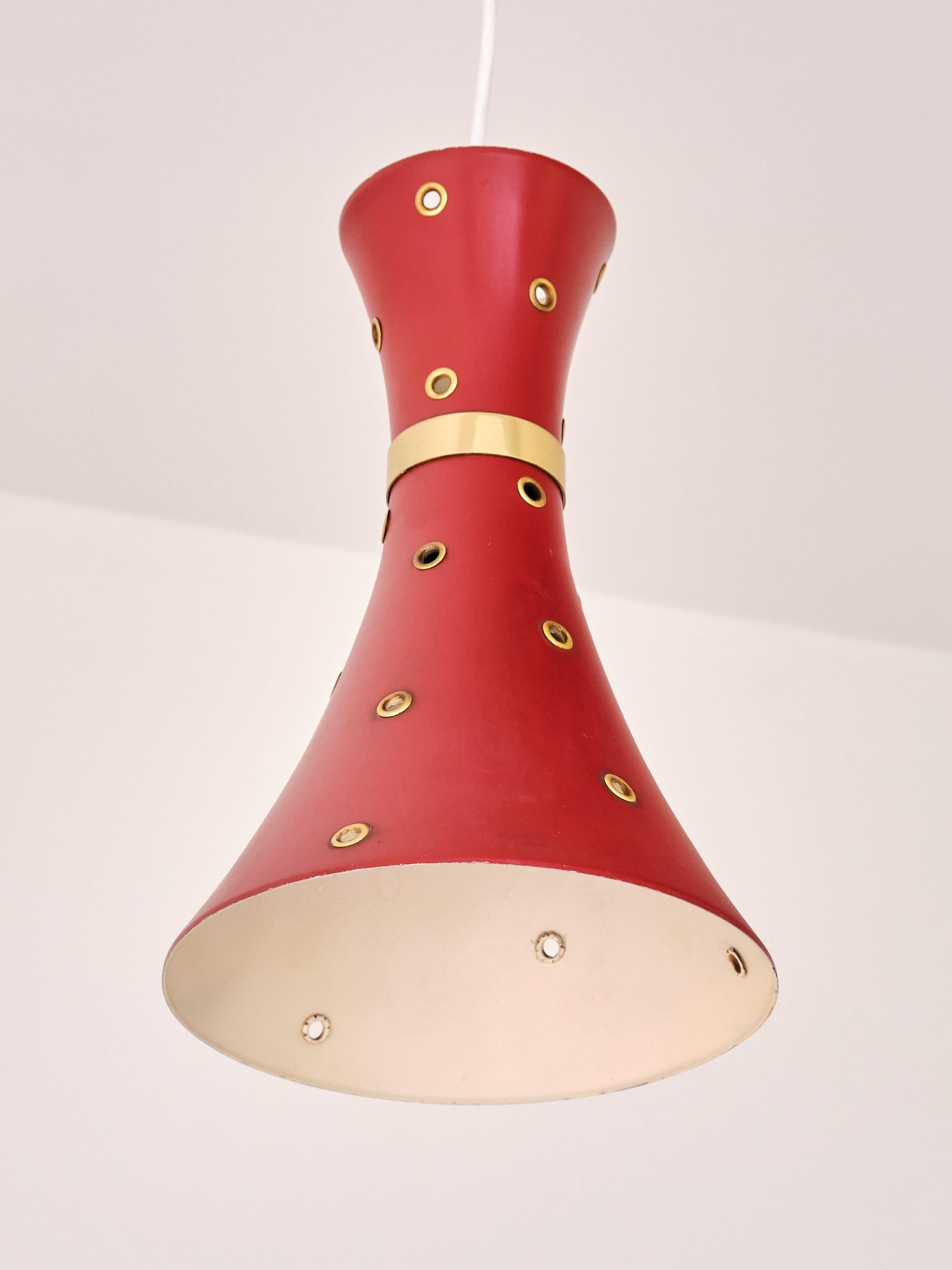 Lampada a sospensione moderna svedese rossa con dettagli in ottone traforato, anni '50 In condizioni buone in vendita a The Hague, NL