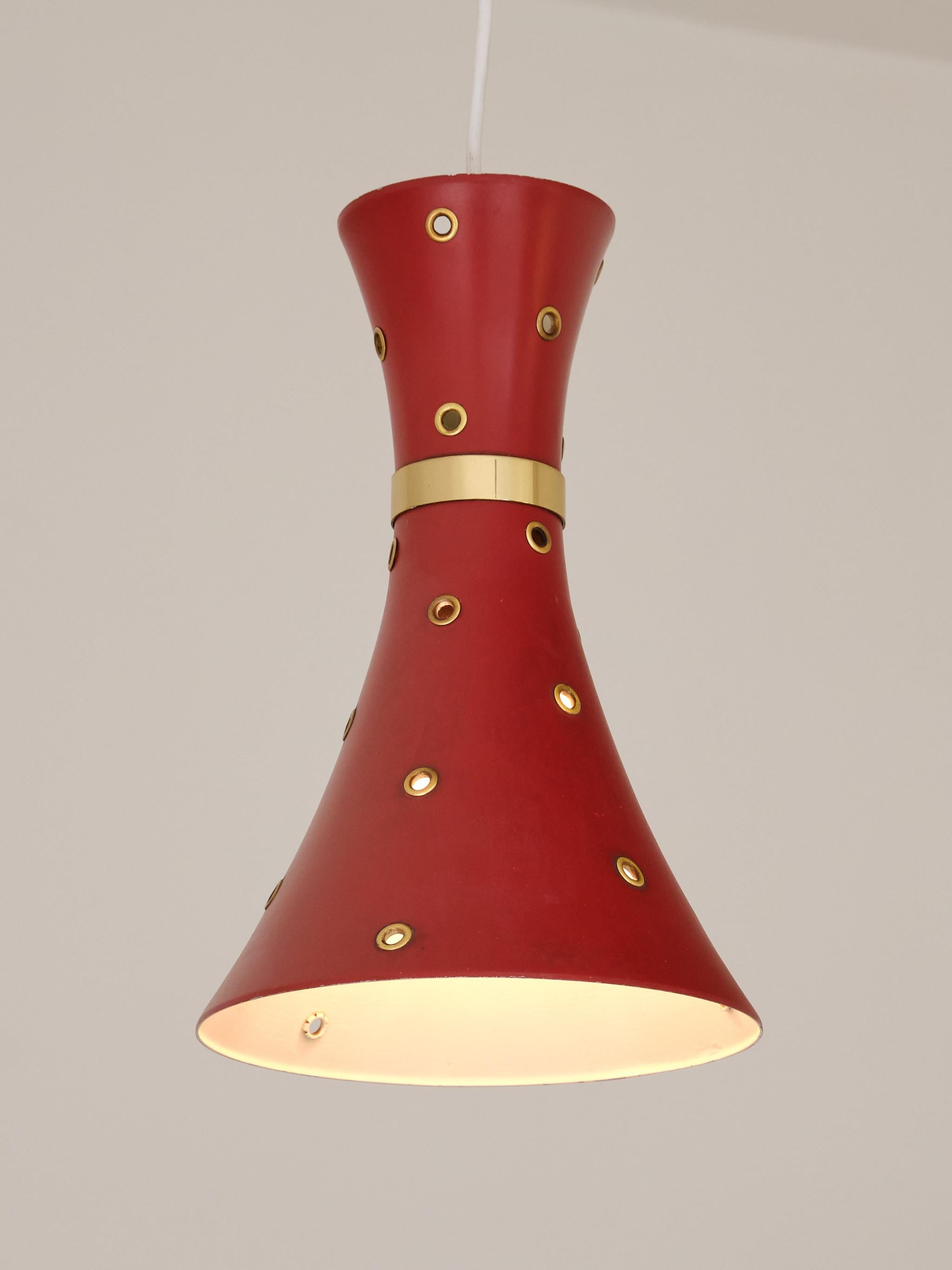 Metà XX secolo Lampada a sospensione moderna svedese rossa con dettagli in ottone traforato, anni '50 in vendita