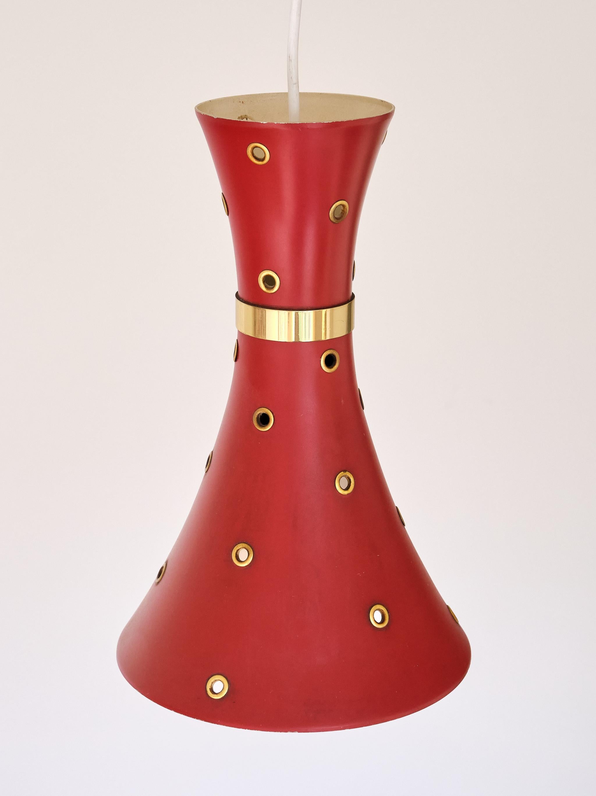 Metallo Lampada a sospensione moderna svedese rossa con dettagli in ottone traforato, anni '50 in vendita