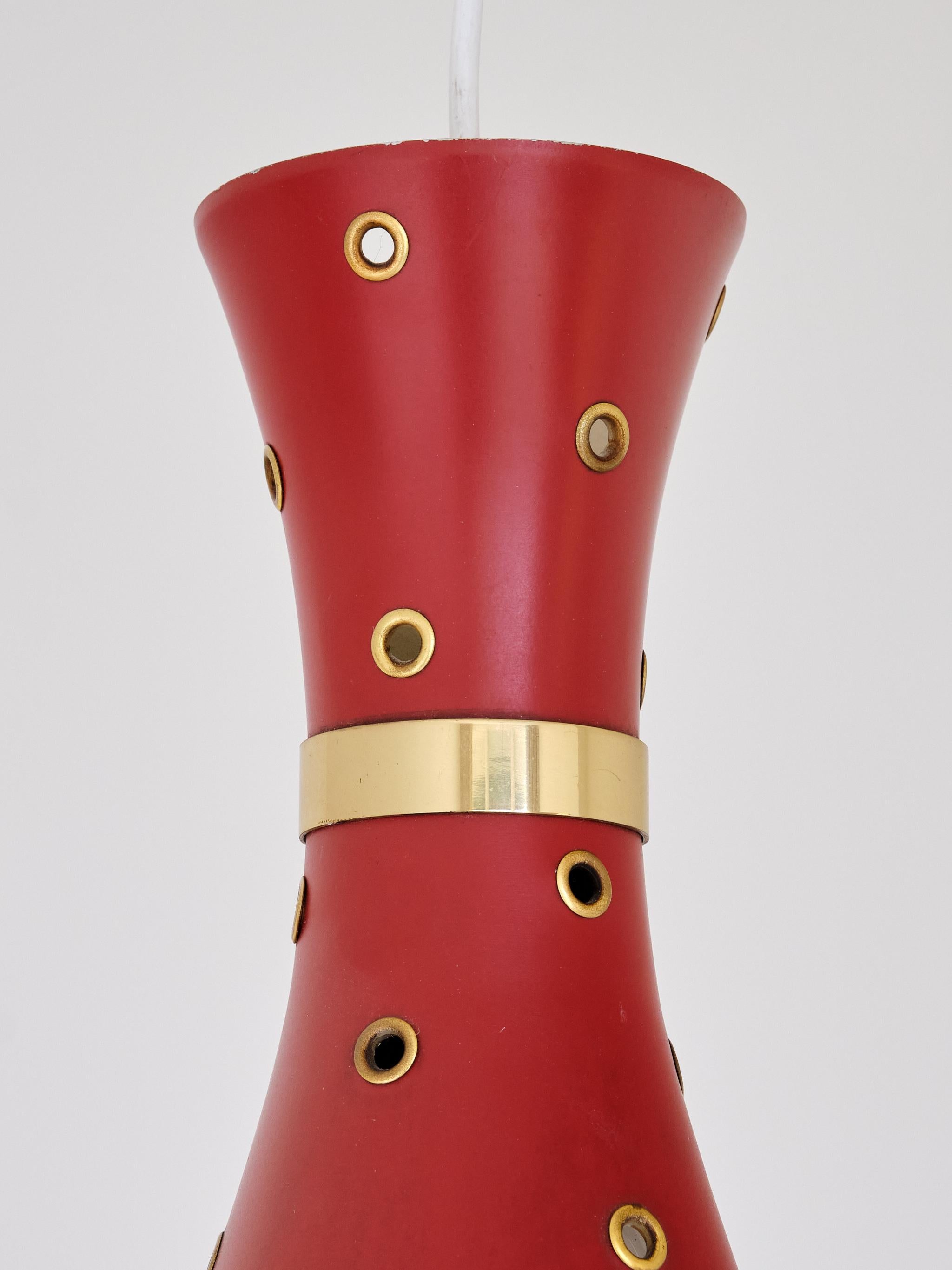 Lampada a sospensione moderna svedese rossa con dettagli in ottone traforato, anni '50 in vendita 2