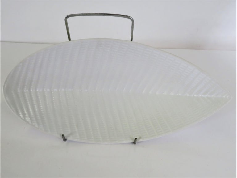 Stig Lindbergh for Gustavsberg, Sweden, His REPTILE Series (1953-1963) #264 large size leaf shaped vessel bowl in white satin glaze with texture design on inside of vessel.
Measures 12 1/2 in. long, 6 in. width and 2 1/2 in. high.