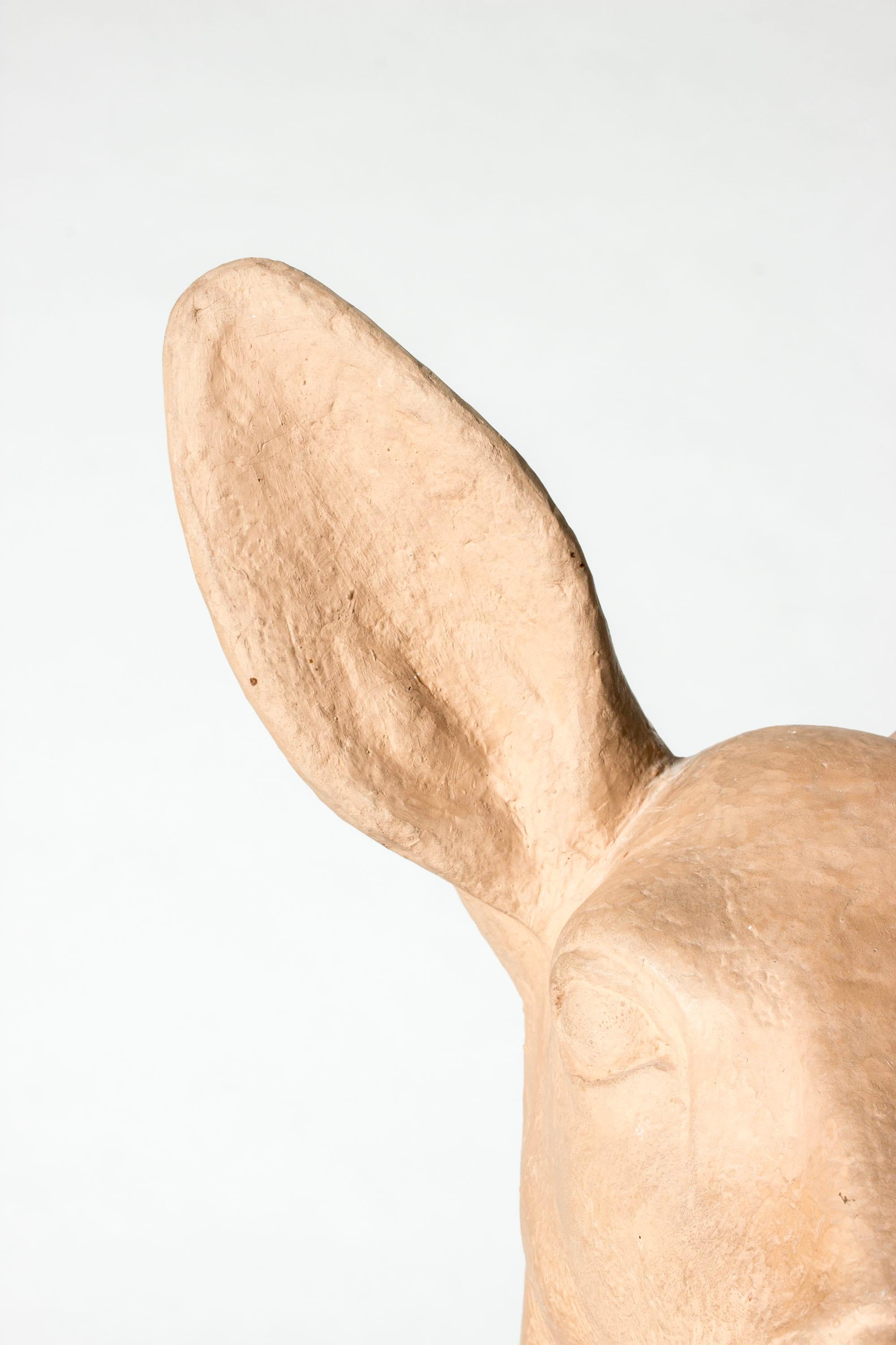 Belle figurine d'Arvid Knöppel, en forme de tête de cerf, réalisée en faïence. L'attention portée aux détails est remarquable. Monté sur une base carrée en bois.