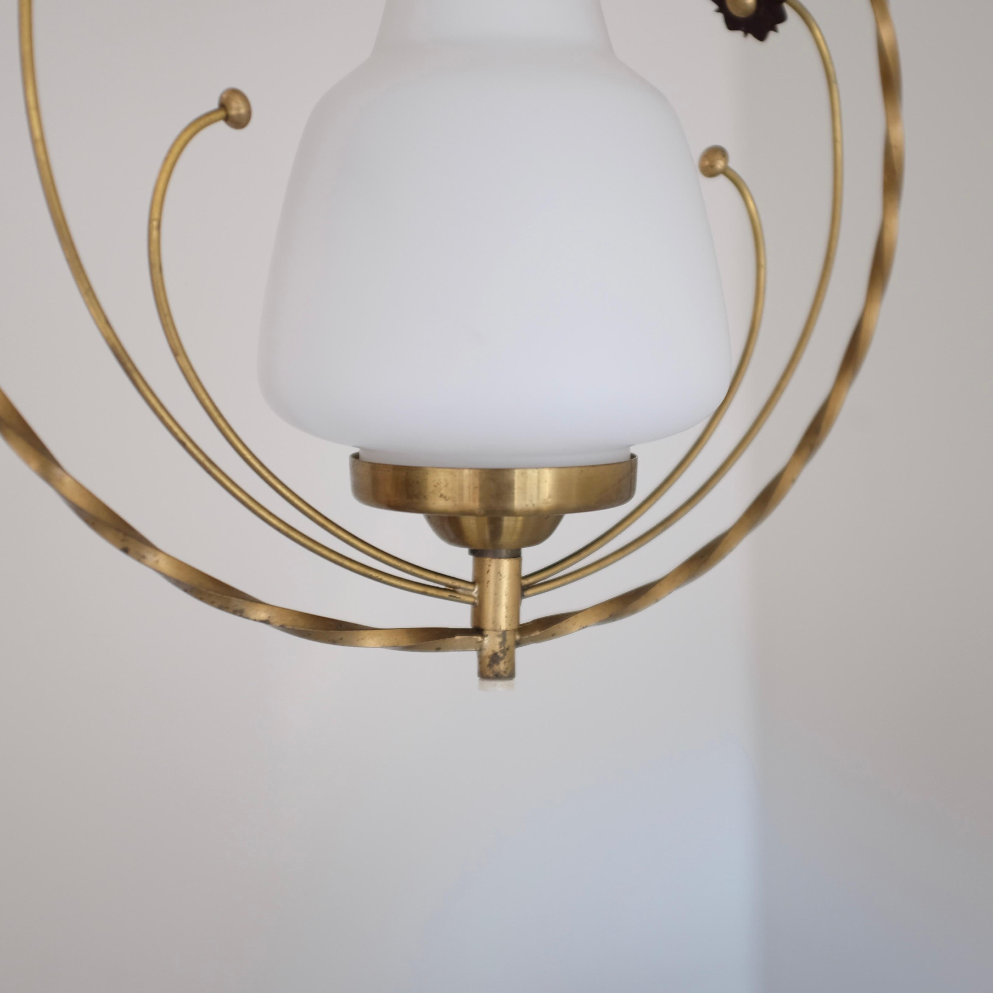 Ottone Ciondolo moderno svedese rotondo in ottone e vetro in vendita