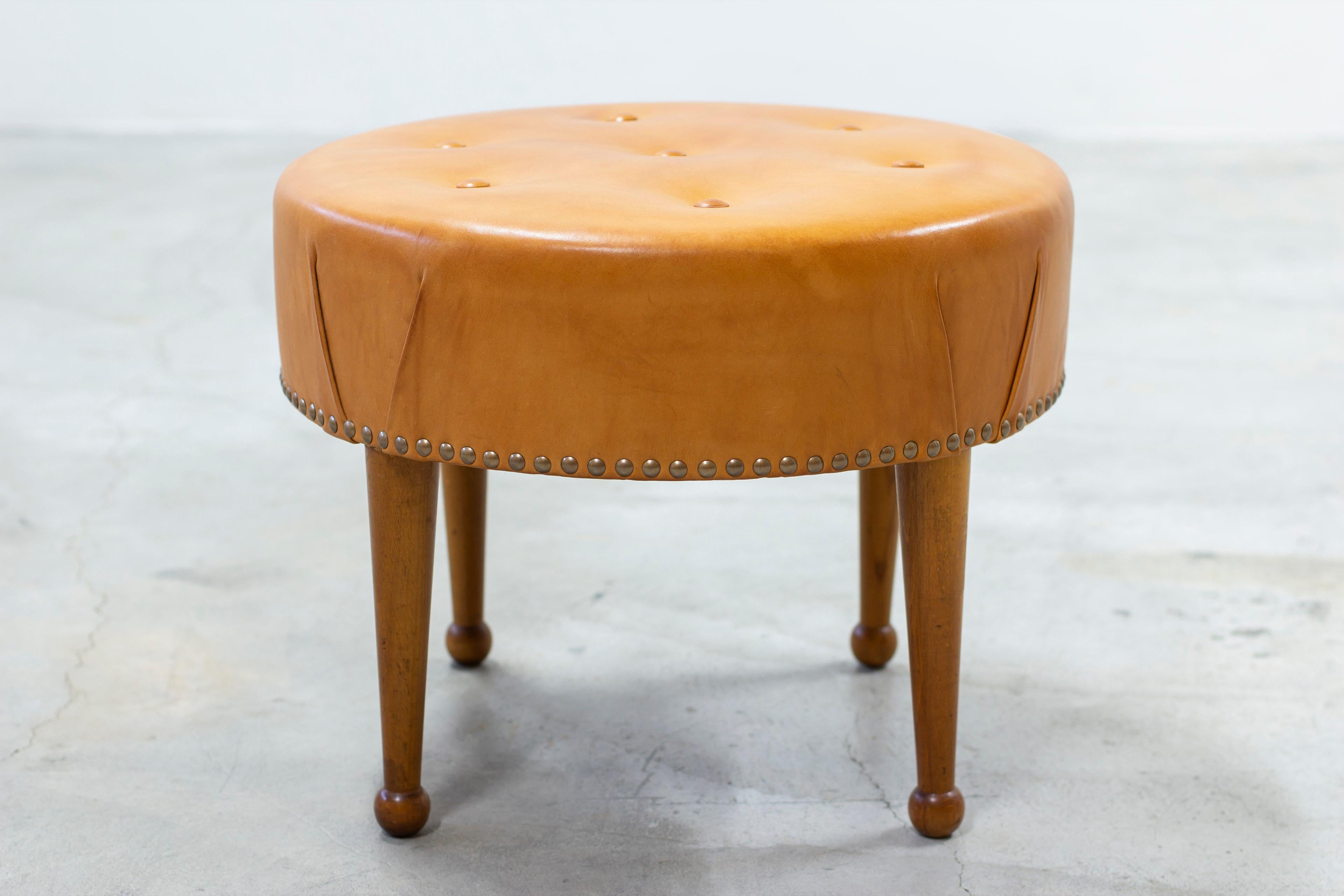 Swedish modern round leather tabouret in the style of Josef Frank, 1940s In Good Condition In Hägersten, SE
