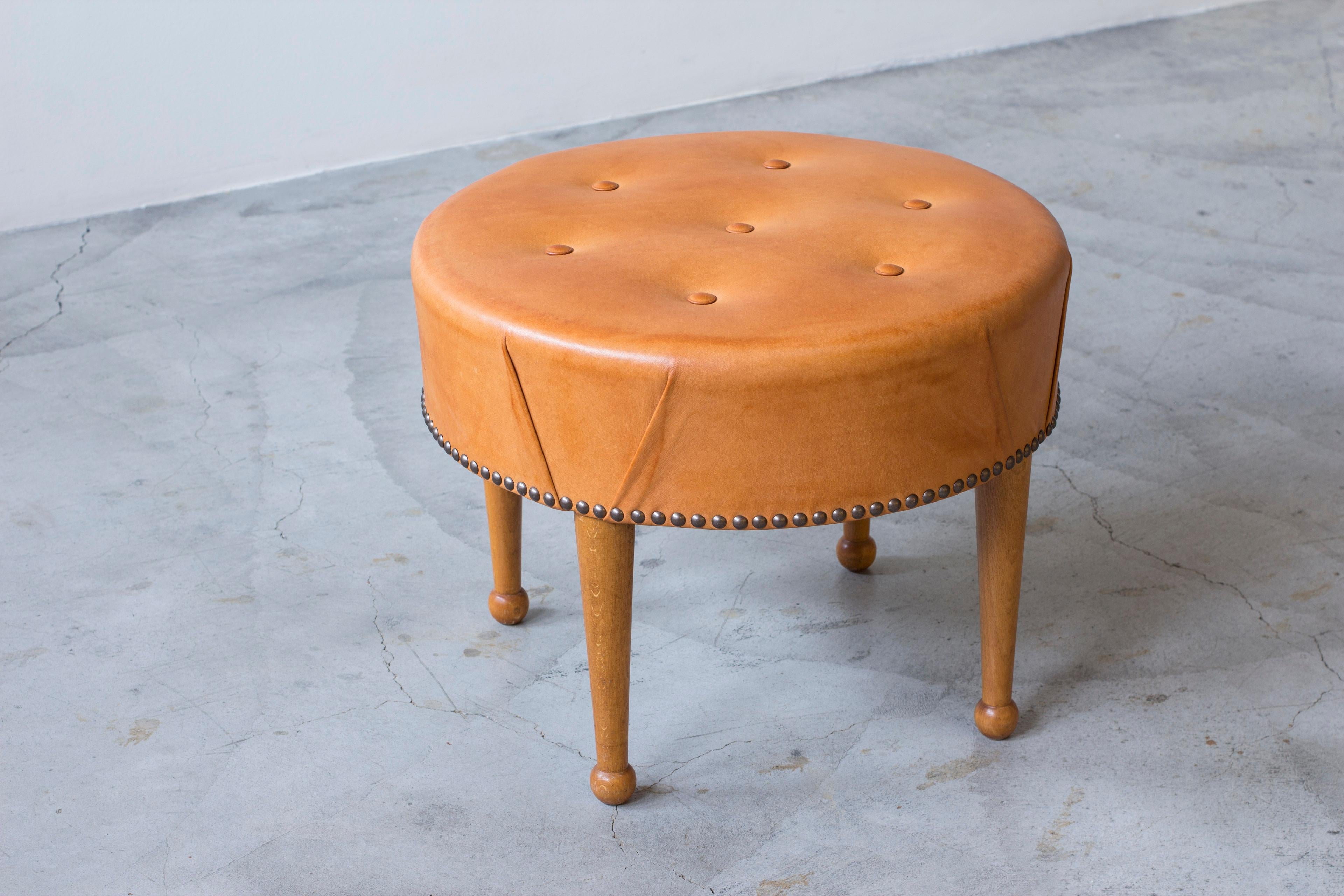 Swedish modern round leather tabouret in the style of Josef Frank, 1940s In Good Condition For Sale In Hägersten, SE