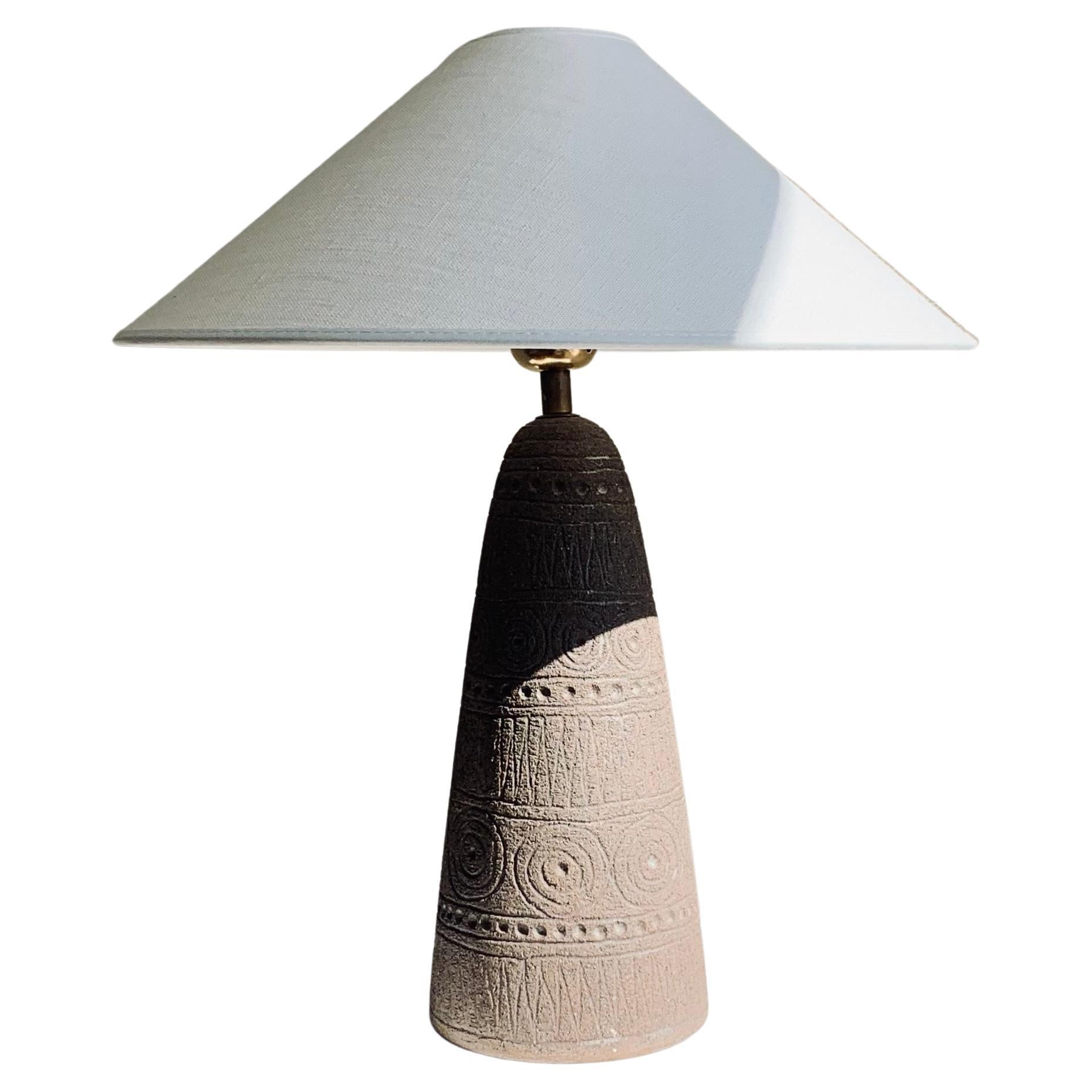 Brown cone shaped rustic earthenware table lamp by Swedish ceramicist and artist Elsi Bourelius, ca 1960. Swedish Modern lamp with decorative retro pattern and tactile rough surface. Made in her own studio. 

Height: 33.5 cm (including