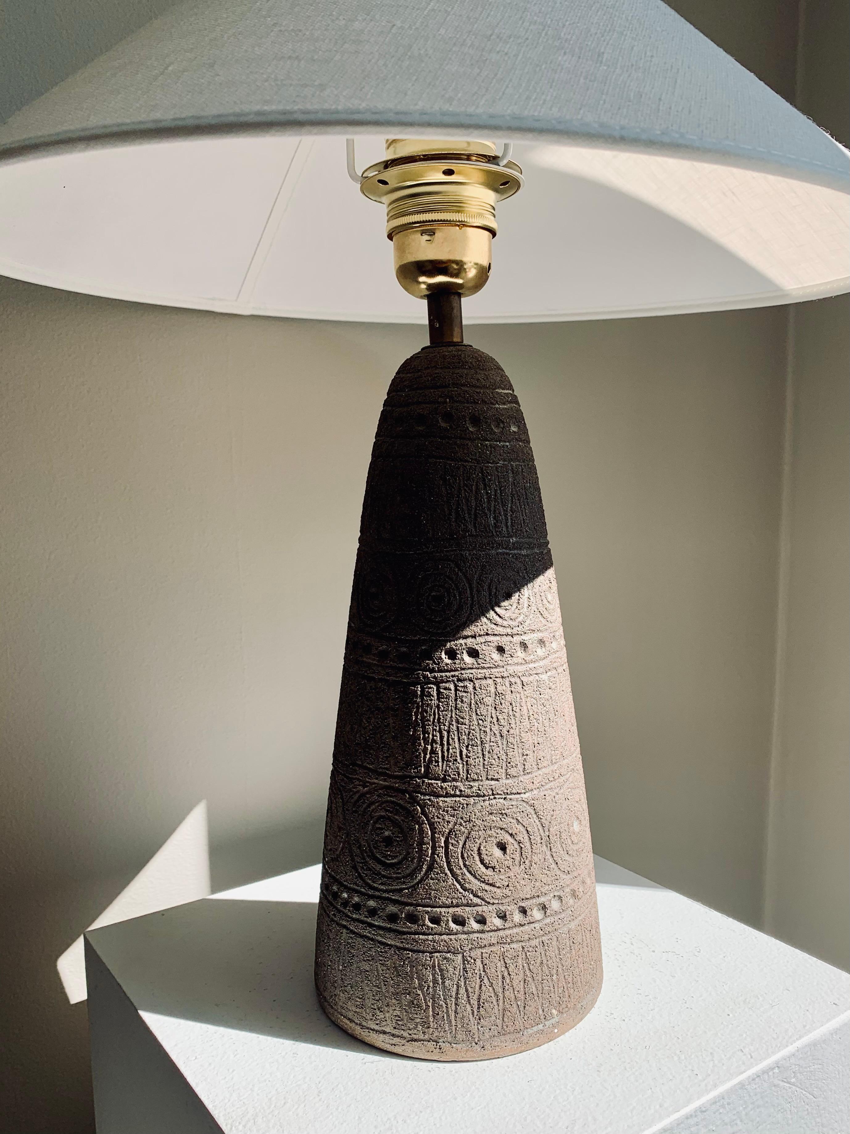 Swedish Modern Rustic Earthenware Ceramic Table Lamp by Elsi Bourelius, 1960s In Good Condition For Sale In Bromma, Stockholms län