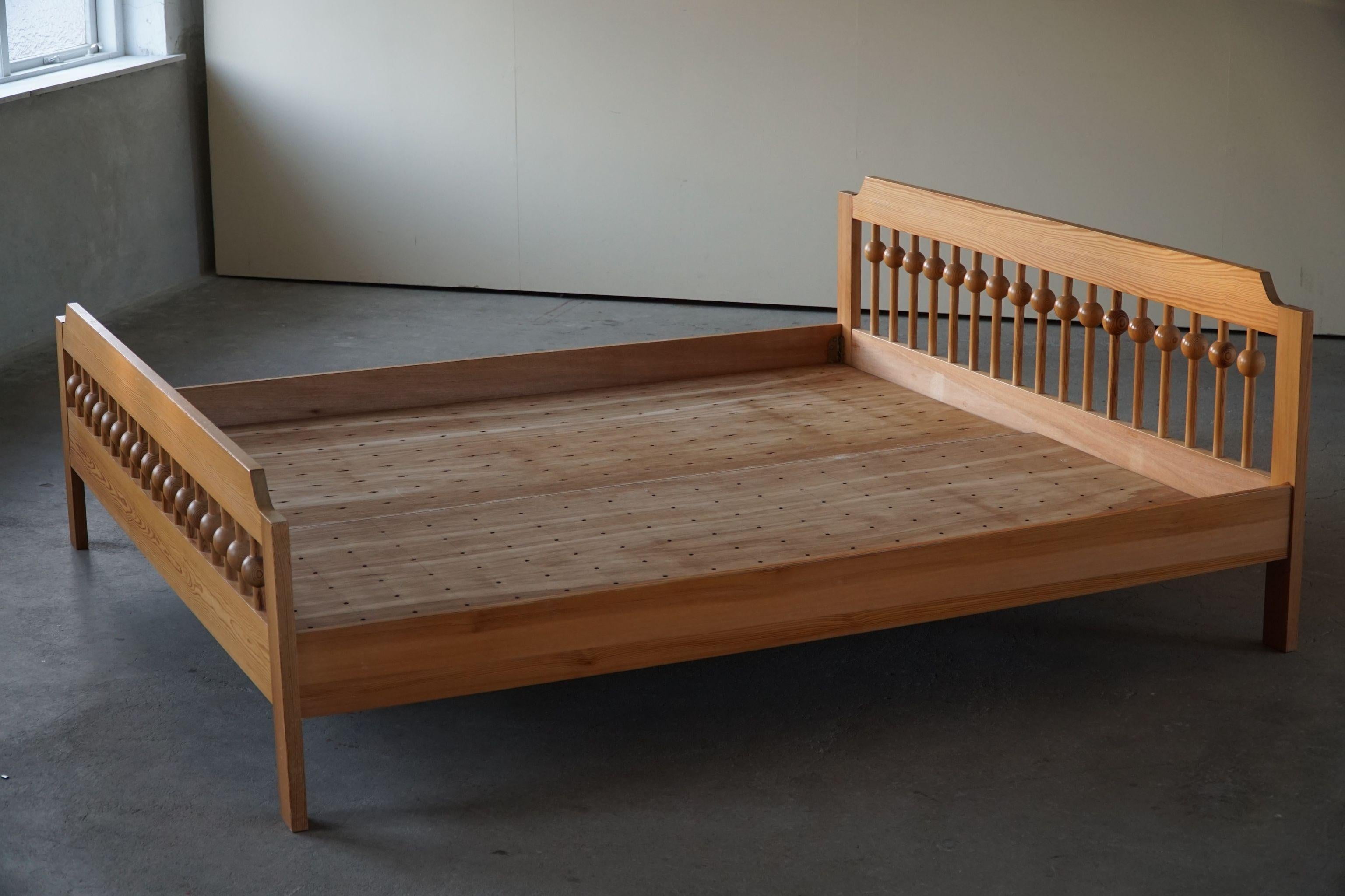 Schwedisches modernes skulpturales Bett aus Kiefernholz, hergestellt von Sven Larsson, 1960er Jahre 9