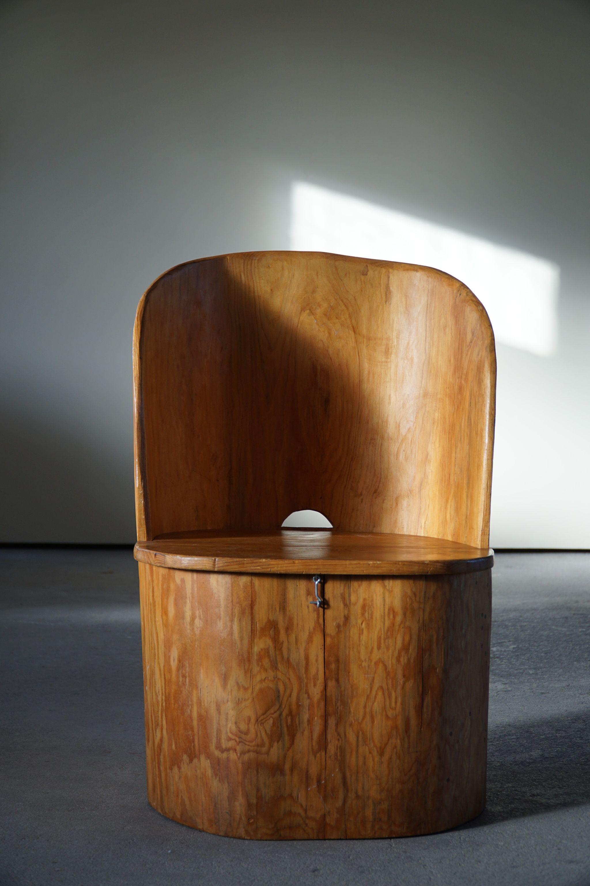 Swedish Modern Sculptural Hand Carved Brutalist Stump Chair in Solid Pine, 1977 In Good Condition In Odense, DK