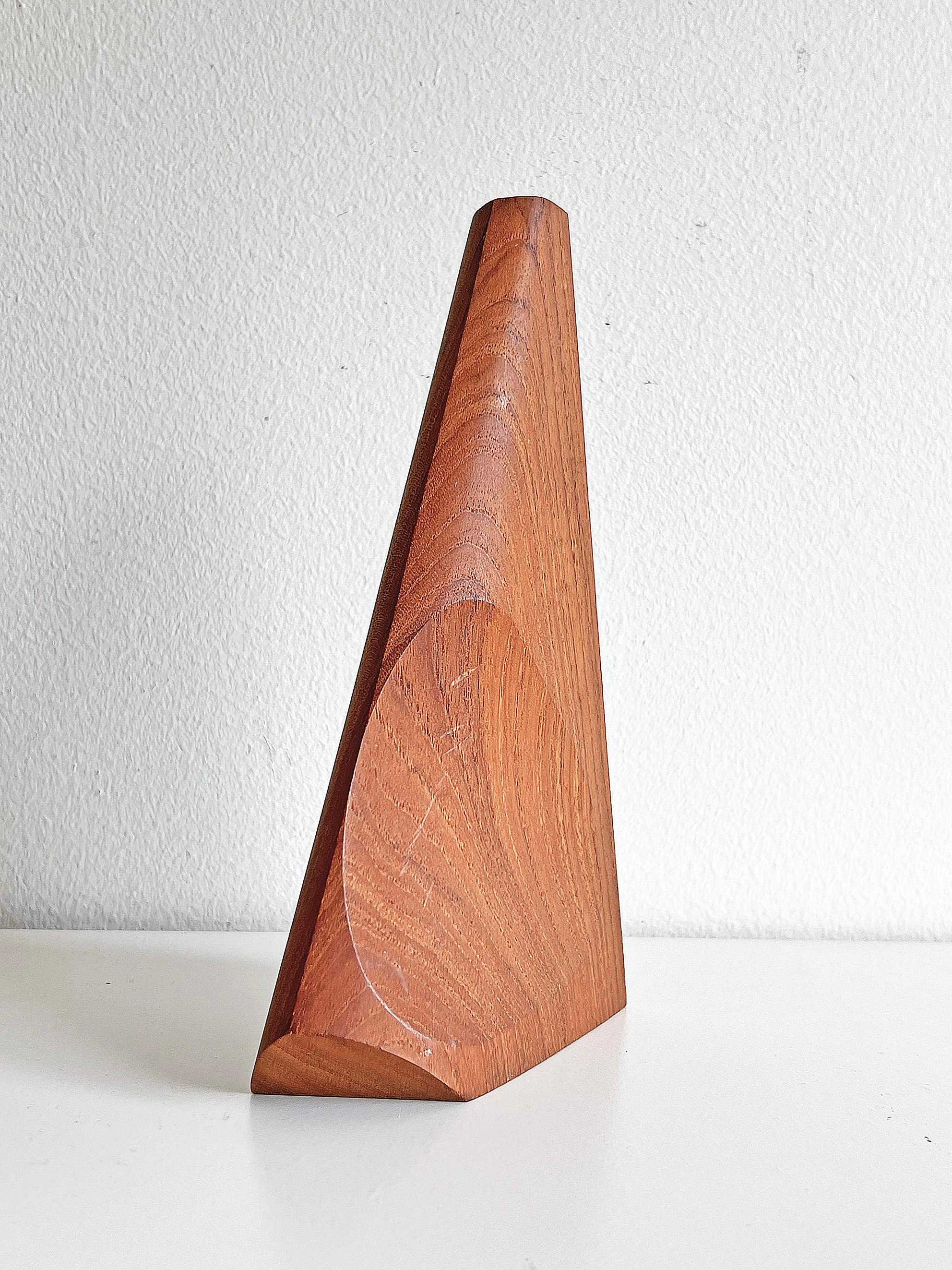 Schwedische moderne skulpturale Vase aus Teakholz im Angebot 2
