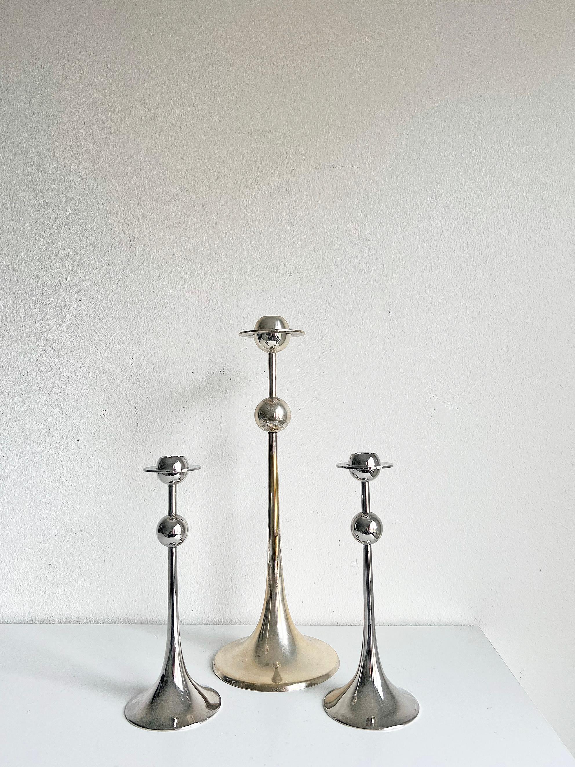 Elegante schwedische Moderne, Satz von drei Kerzenhaltern aus Silberblech, Modell 