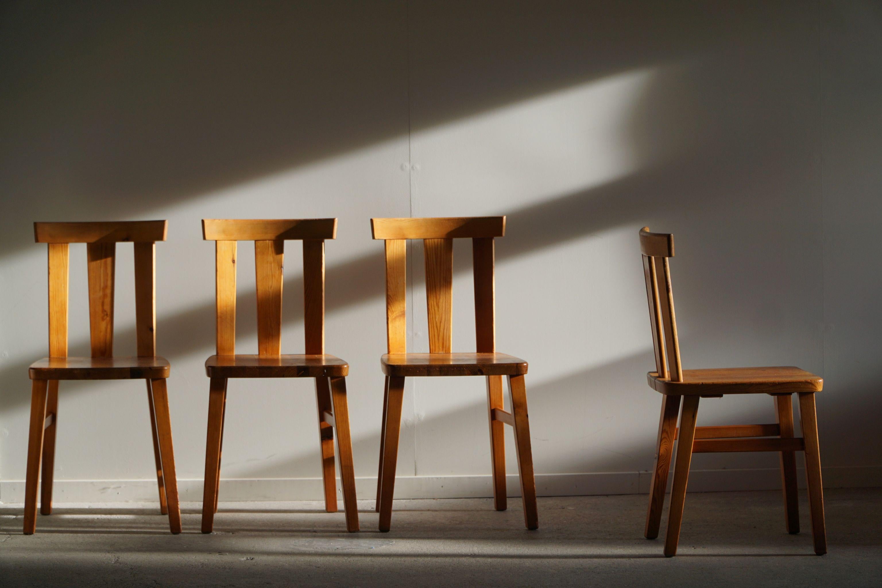 Schwedische Moderne, 4 Stühle aus massivem Kiefernholz, Stil Axel Einar Hjorth, 1950er Jahre im Angebot 5