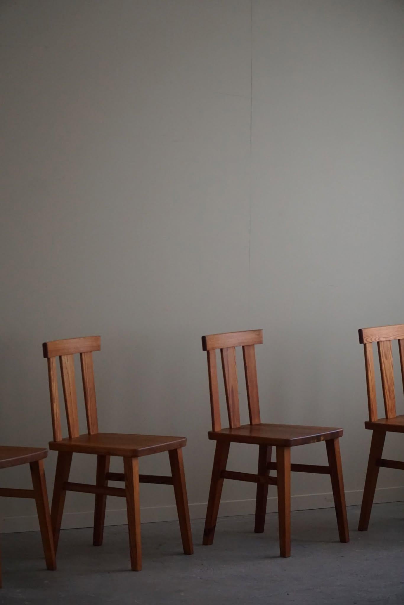 Modernité suédoise, ensemble de 4 chaises en pin massif, style Axel Einar Hjorth, années 1950 en vente 4