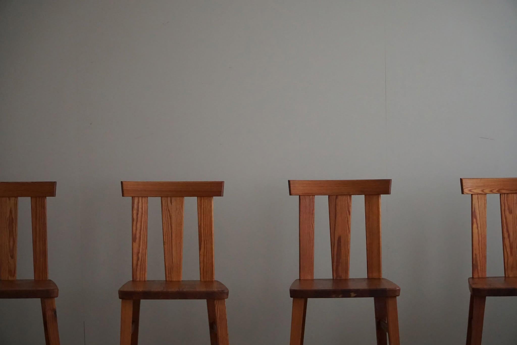 Modernité suédoise, ensemble de 4 chaises en pin massif, style Axel Einar Hjorth, années 1950 en vente 5