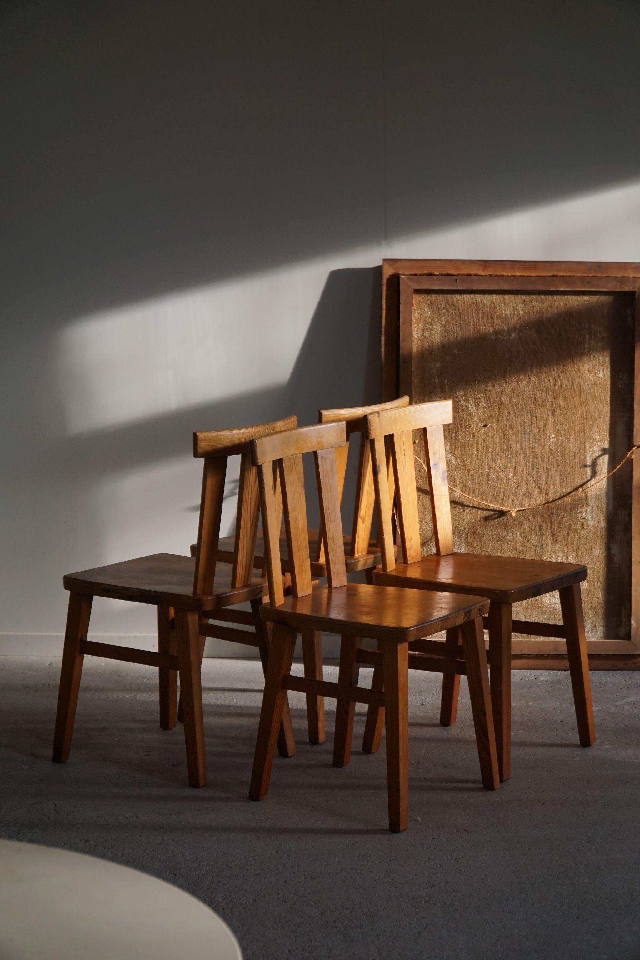 Schwedische Moderne, 4 Stühle aus massivem Kiefernholz, Stil Axel Einar Hjorth, 1950er Jahre im Angebot 9