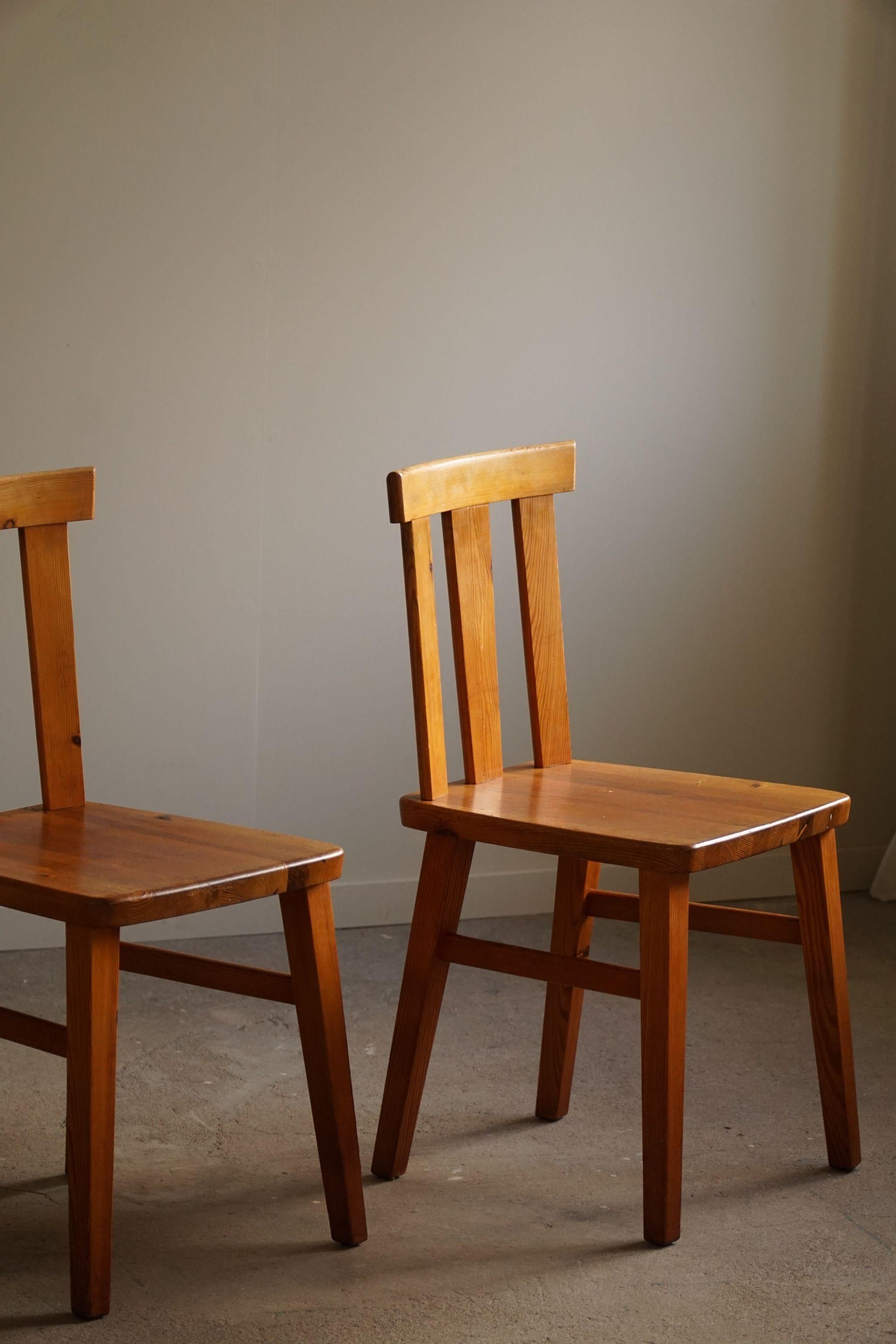 Schwedische Moderne, 4 Stühle aus massivem Kiefernholz, Stil Axel Einar Hjorth, 1950er Jahre im Angebot 10