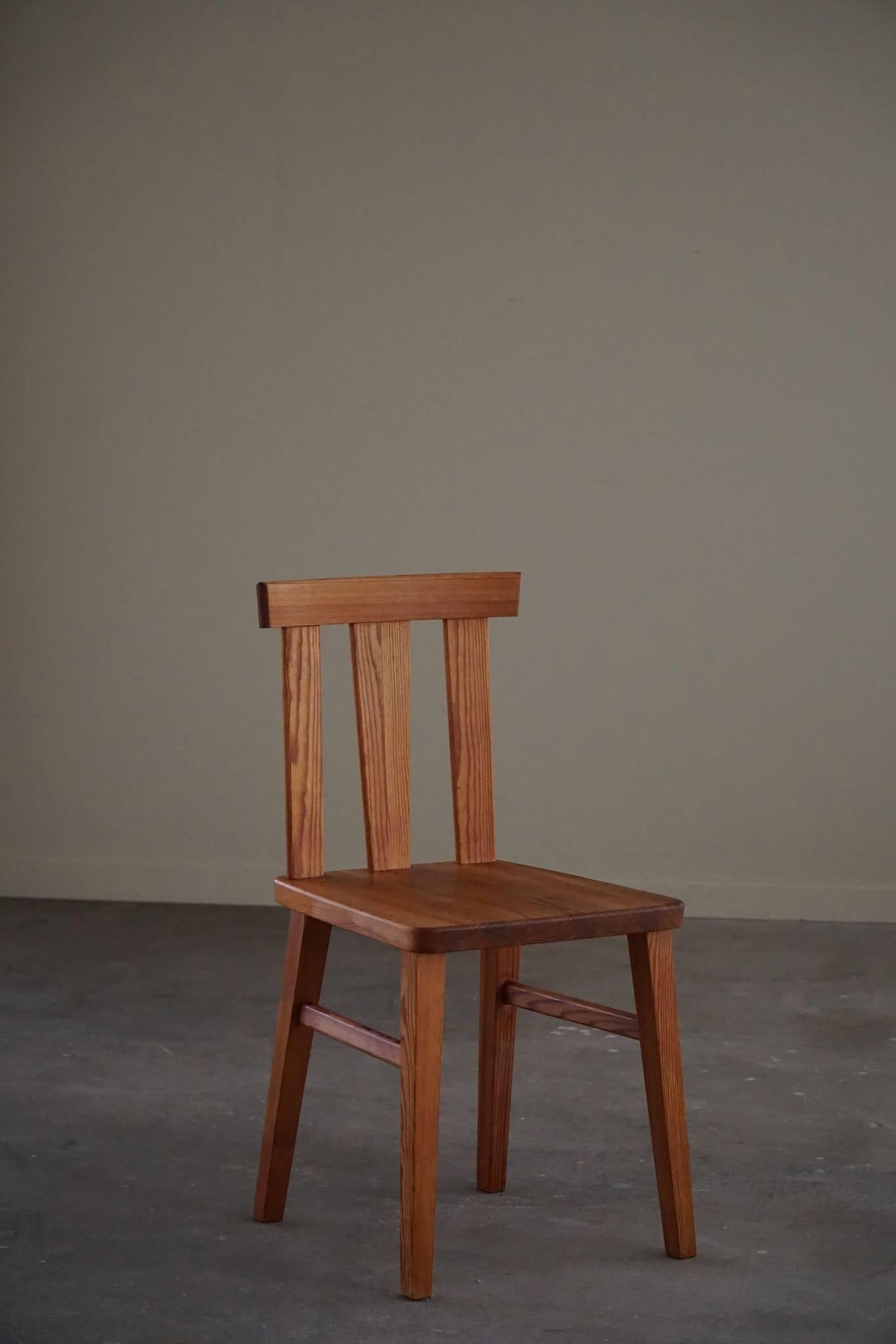 Un ensemble de 4 chaises de salle à manger brutalistes en pin massif, par un ébéniste suédois, fabriquées dans les années 1950.
Réalisé dans le style des chaises emblématiques d'Axel Einar Hjorth, modèle 